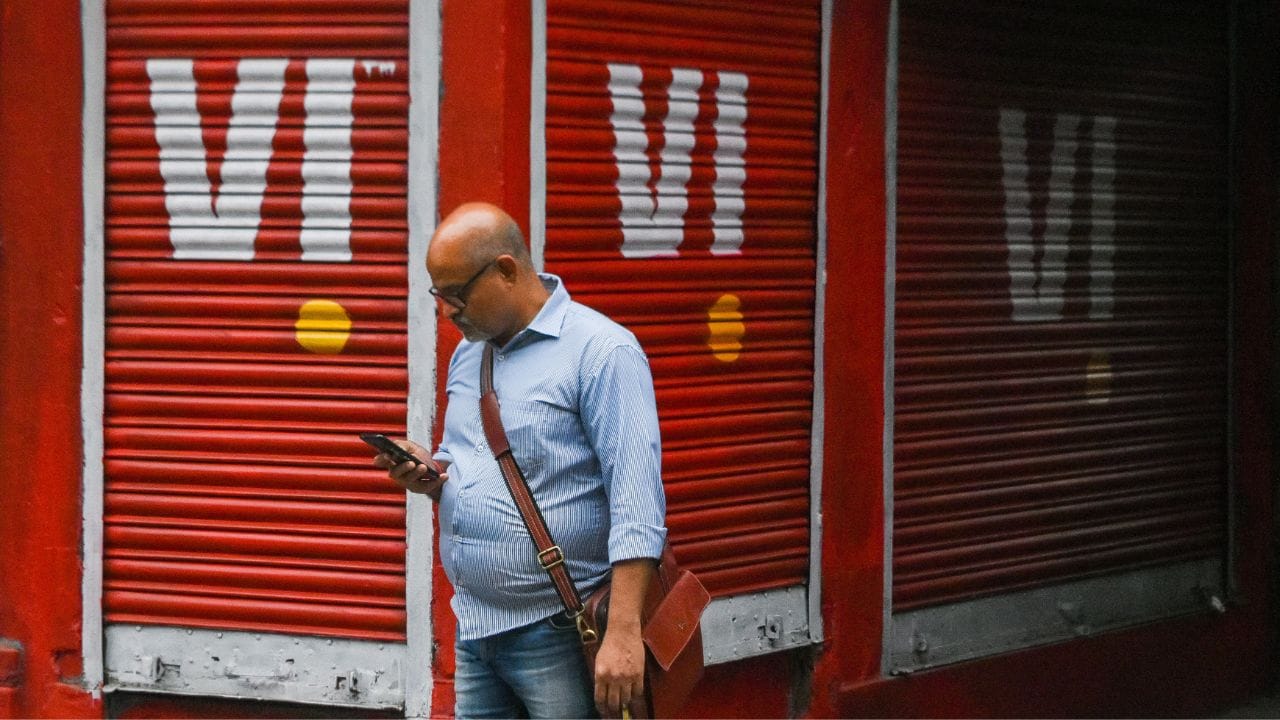 വിഐ ഹീറോ അണ്‍ലിമിറ്റഡ് പ്ലാനുകളായ 449 അല്ലെങ്കില്‍ 979 രൂപയ്ക്ക് റീചാര്‍ജ് ചെയ്യുന്നവര്‍ക്ക് വിഐ മൂവീസ്, ടിവി സൂപ്പര്‍ പാക്ക് ഒടിടി ആനുകൂല്യങ്ങള്‍, അണ്‍ലിമിറ്റഡ് കോളിങ്, പ്രതിദിനം ഡാറ്റ ക്വാട്ടകള്‍, അര്‍ധരാത്രി 12 മണി മുതല്‍ രാവിലെ 6 മണി വരെ അണ്‍ലിമിറ്റഡ് ഹൈ സ്പീഡ് ഡാറ്റ തുടങ്ങിയ ആനുകൂല്യങ്ങള്‍ ആസ്വദിക്കാവുന്നതാണ്. ഇവയോടൊപ്പം അധിക ചെലവുകളൊന്നുമില്ലാതെ വീക്കിലി ഡാറ്റ റോള്‍റോവറും ലഭിക്കുന്നതാണ്. (Image Credits: Debarchan Chatterjee/NurPhoto via Getty Images)