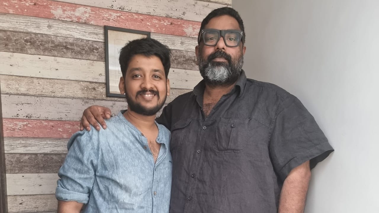 നേരത്ത വിനായക് ശശികുമാറും വിമർശനങ്ങളോട് പ്രതികരിച്ചിരുന്നു. ദൈവത്തെ സ്തുതിച്ചും പ്രണയത്തെ പുകഴ്ത്തിയുമാണ് പാട്ട് എന്നായിരുന്നു വിനായക് ശശികുമാറിൻ്റെ പ്രതികരണം. പാട്ടിൽ അഭിനയിച്ച കഥാപാത്രങ്ങളുടെ വസ്ത്രത്തിന് കൊമ്പുണ്ടെന്ന് കരുതി അത് സാത്താനെ സ്തുതിക്കലാവില്ല എന്നും അദ്ദേഹം പറഞ്ഞിരുന്നു. (Image Courtesy - Screengrab)