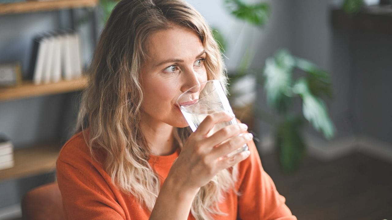 എന്നാല്‍ ഇത്തരത്തില്‍ ആഴം കൂട്ടുന്നത് രാസമാലിന്യങ്ങള്‍ അടങ്ങിയ വെള്ളം ലഭിക്കുന്നതിന് കാരണമാകും. ഈ വെള്ളം സ്ഥിരമായി കുടിക്കുന്നത് അര്‍ബുദം ഉള്‍പ്പെടെയുള്ള രോഗങ്ങള്‍ക്ക് കാരണമാകുമെന്നാണ് പഠനങ്ങള്‍ പറയുന്നത്. (elenaleonova/Getty Images Creative)