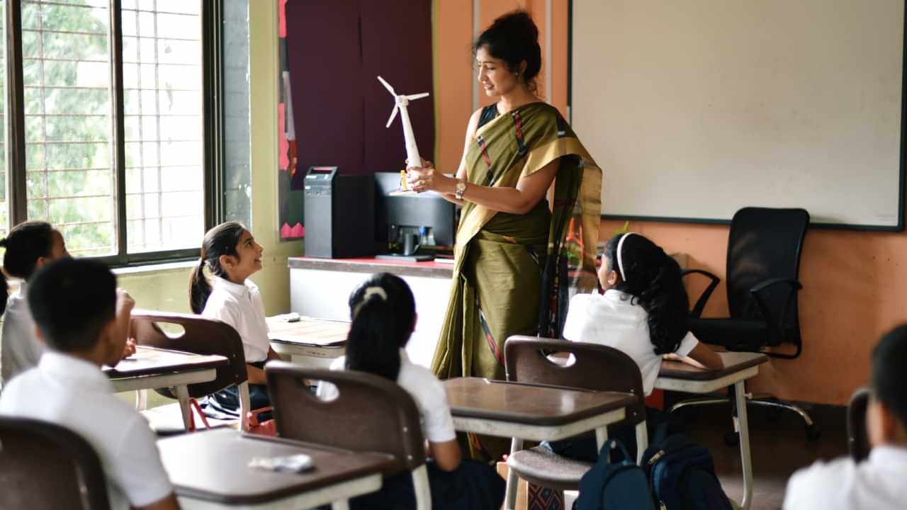 World Teachers Day 2024 : അധ്യാപകരെ ഓർമിക്കാം, ആദരിക്കാം; ലോക അധ്യാപക ദിനം നാളെ