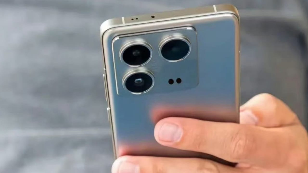 ഷവോമിയുടെ ഏറ്റവും പുതിയ ഫോൺ ഷവോമി 15 എത്തുന്നത് ഒട്ടേറെ പുതുമകളോടെയാണ്. ക്യാമറയിലും പെർഫോമൻസിലുമടക്കം ഒരു തരത്തിലുള്ള കോംപ്രമൈസുമില്ലാതെയാണ് ഷവോമി 15 അണിയറയിൽ ഒരുങ്ങുന്നത് എന്നാണ് പുറത്തുവരുന്ന റിപ്പോർട്ടുകൾ. (Image Courtesy - Social Media)