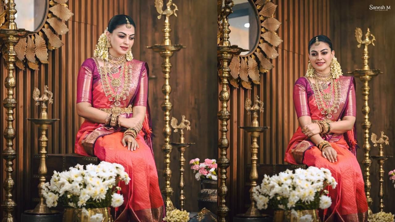 അതിന് പ്രത്യേകിച്ച് കാരണം ഒന്നും ഇല്ലെന്നാണ് താരത്തിന്റെ മറുപടി. പറ്റിയ ആള് മുന്നിലെത്തിയാല് വിവാഹം ഉണ്ടാവും എന്ന് അനുശ്രീ പറയുന്നു. നല്ല സാരിയൊക്കെ ഉടുത്ത് ഒരുങ്ങി നില്ക്കുമ്പോള് കല്യാണം കഴിക്കാന് തോന്നാറുണ്ട്, പക്ഷേ അത് മാറിയാല് ആ ആഗ്രഹവും മാറും എന്നാണ് അനുശ്രീ പറഞ്ഞത്.(image credits: instagram-anusree)
