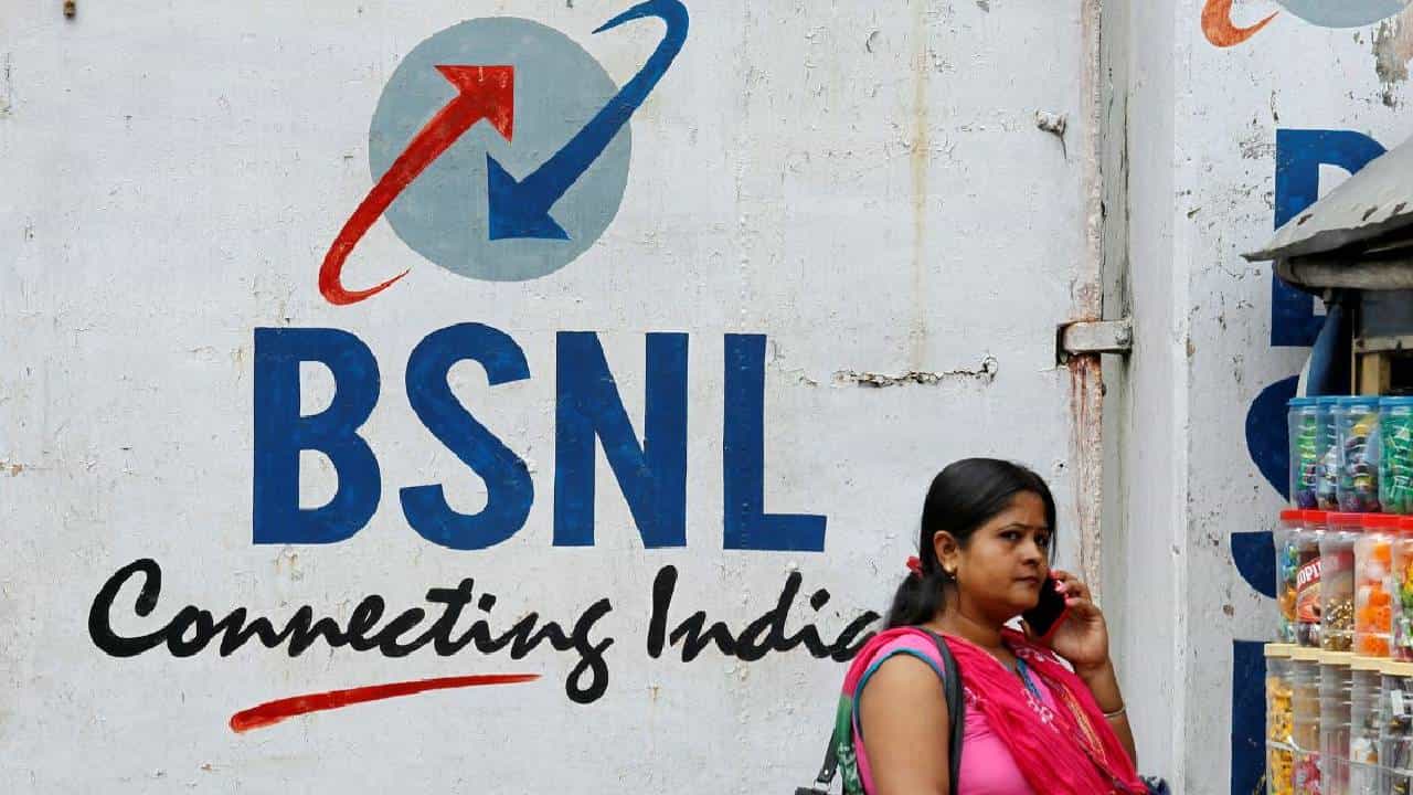 BSNL: ജിയോയ്ക്ക് ഇത് എന്തുപറ്റി; വരിക്കാരുടെ എണ്ണത്തിൽ കിതച്ച് ജിയോ; മുന്നിര കമ്പനികളെ മറികടന്ന് BSNL BSNL: ജിയോയ്ക്ക് ഇത് എന്തുപറ്റി; വരിക്കാരുടെ എണ്ണത്തിൽ കിതച്ച് ജിയോ; മുന്നിര കമ്പനികളെ മറികടന്ന് BSNL