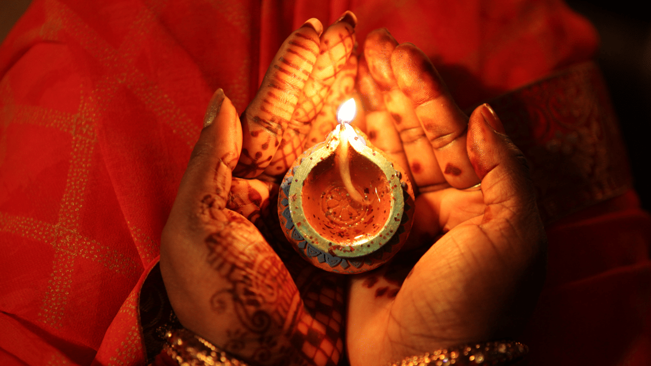 ഇന്ത്യയിലെ പ്രധാനപ്പെട്ട ഉത്സവങ്ങളിലൊന്നാണ് ദീപാവലി. തിന്മയുടെ മേൽ നന്മയുടെ വിജയത്തിൻ്റെ പ്രതീകമായാണ് ദീപാവലിക്ക് ദീപം തെളിയിക്കുന്നത്. കൂടാതെ, സമ്പത്തിന്റെയും സമൃദ്ധിയുടെയും പ്രതീകമായ ലക്ഷ്മി ദേവിയുമായും ​ഗണപതിയുമായും ഈ ഉത്സവത്തിന് ബന്ധമുണ്ടെന്നാണ് വിശ്വാസം. ​(IMAGE -  NurPhoto/ Getty Images Creative)
