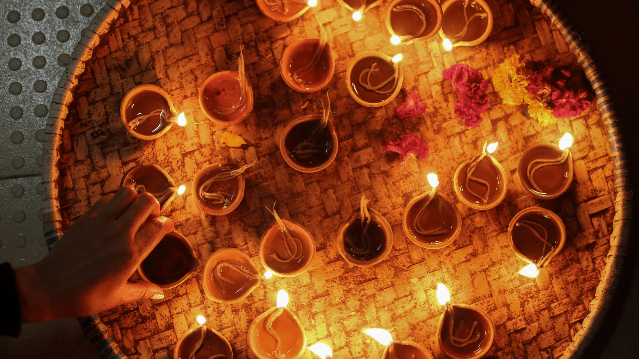 കേരളം ഉൾപ്പെടെയുള്ള ദക്ഷിണേന്ത്യക്കാർ ദീപാവലി ഒരു ദിവസമാണ് ആഘോഷിക്കുന്നതെങ്കിൽ ഉത്തരേന്ത്യക്കാർ അഞ്ചു ദിവസമാണ് ആഘോഷം. ഉത്തരേന്ത്യയിൽ ധൻതേരസിൽ തുടങ്ങി ഭയ്യാ ദൂജോടെയാണ് അവസാനിക്കുന്നത്. ഈ വർഷത്തെ ദീപാവലി ഒക്ടോബർ 31 ബുധനാഴ്ചയാണ് ആഘോഷിക്കുന്നത്. 28-ന് ധൻതേരസോടെ ആരംഭിച്ച് നവംബർ 3-ന് ഭയ്യാ ദൂജോടെ സമാപിക്കും. (IMAGE - NurPhoto/ Getty Images Creative)