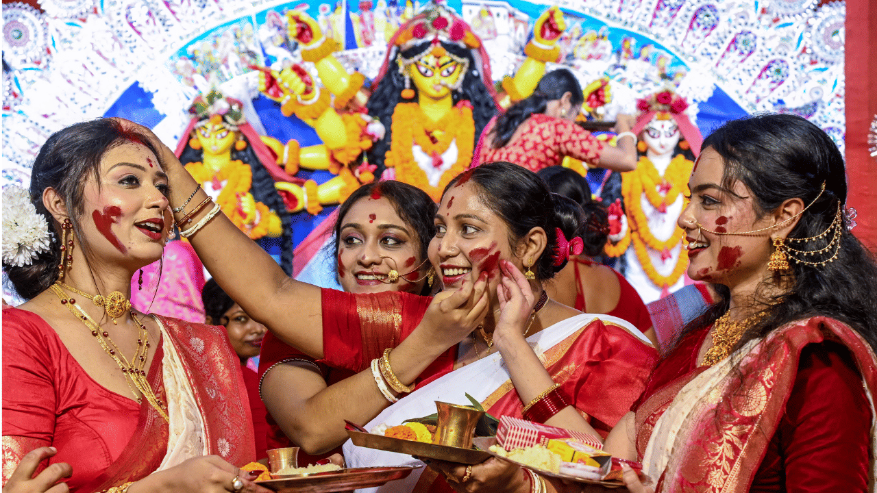 വിവാഹിതരായ സ്ത്രീകൾക്കാണ് ഈ ചടങ്ങ് ഏറെ പ്രധാനപ്പെട്ടത്. ഇവർ പരസ്പരം മധുര പലഹാരങ്ങൾ നൽകിയും സിന്ദൂരമണിയിച്ചും ആഘോഷിക്കുന്നു. ( ഫോട്ടോ : PTI)