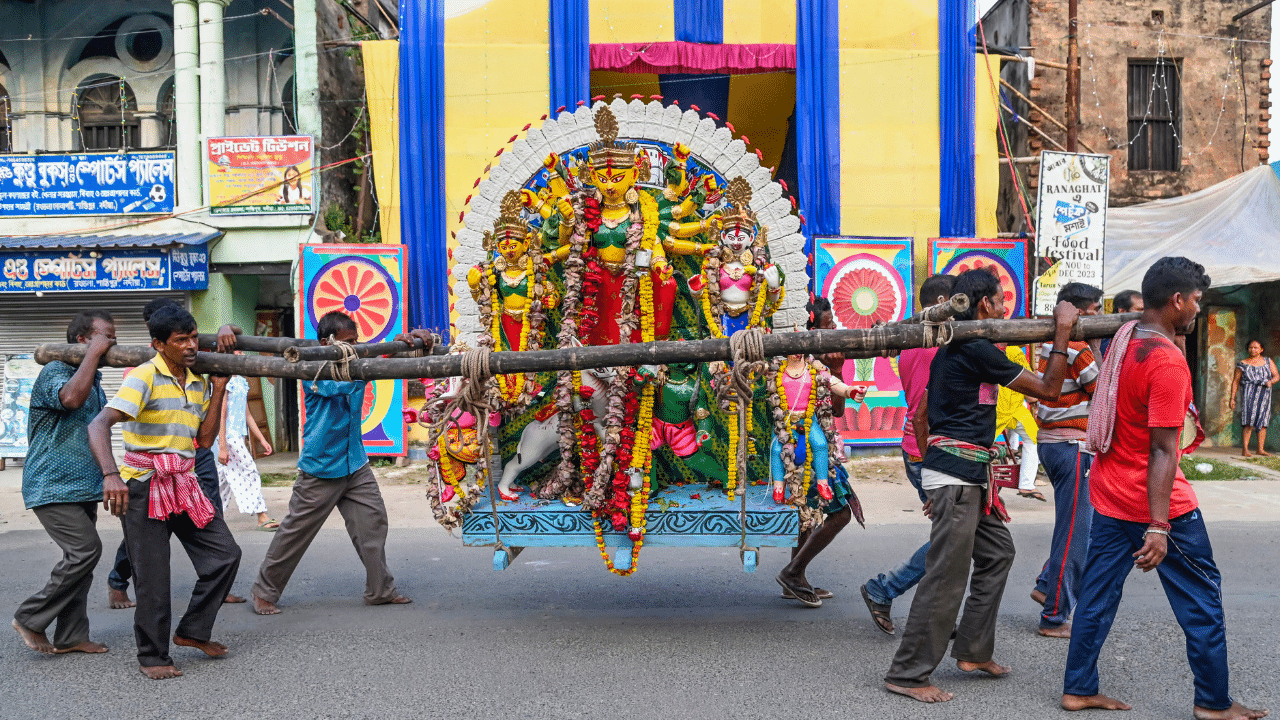ഈ ഒൻപത് ദിവസങ്ങളിൽ വലിയ ആഘോഷങ്ങളും വൃതാനുഷ്ടാനങ്ങളുമാണ് നടക്കുക. പ്രധാനമായും ഉത്തരേന്ത്യയിലാണ് ഈ ആഘോഷങ്ങൾ ഏറെ കൂടുതൽ. ( ഫോട്ടോ : PTI)