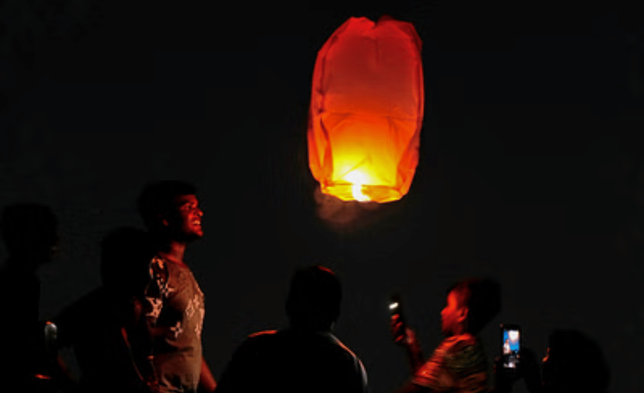 സുപ്രീം കോടതി ഉത്തരവും സംസ്ഥാന മലിനീകരണ നിയന്ത്രണ ബോർഡിന്റെ നിർദേശവും കണക്കിലെടുത്ത് ഹരിതപടക്കങ്ങൾ മാത്രമേ സംസ്ഥാനത്ത് വിൽക്കാനും ഉപയോഗിക്കാനും പാടുള്ളൂവെന്ന ആഭ്യന്തര വകുപ്പിന്റെ നിർദേശത്തെ തുടർന്നാണ് നടപടി. (Image Credits: PTI)