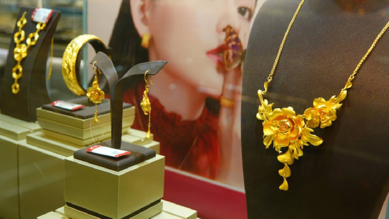 കൊച്ചി: സംസ്ഥാനത്തെ സ്വർണ വിലയിൽ ഇന്നും വർധന. ഇതോടെ കഴിഞ്ഞ ദിവസം രേഖപ്പെടുത്തിയ പവന് 56,800 എന്ന എക്കാലത്തെയും ഉയര്ന്ന നിലവാരത്തിനെ മറികടന്നിരിക്കുകയാണ്. ഉടന് തന്നെ 57,000 തൊടുമെന്ന് സൂചന നല്കിയാണ് ഇന്നത്തെ സ്വര്ണവില.(image credits: gettyimages)