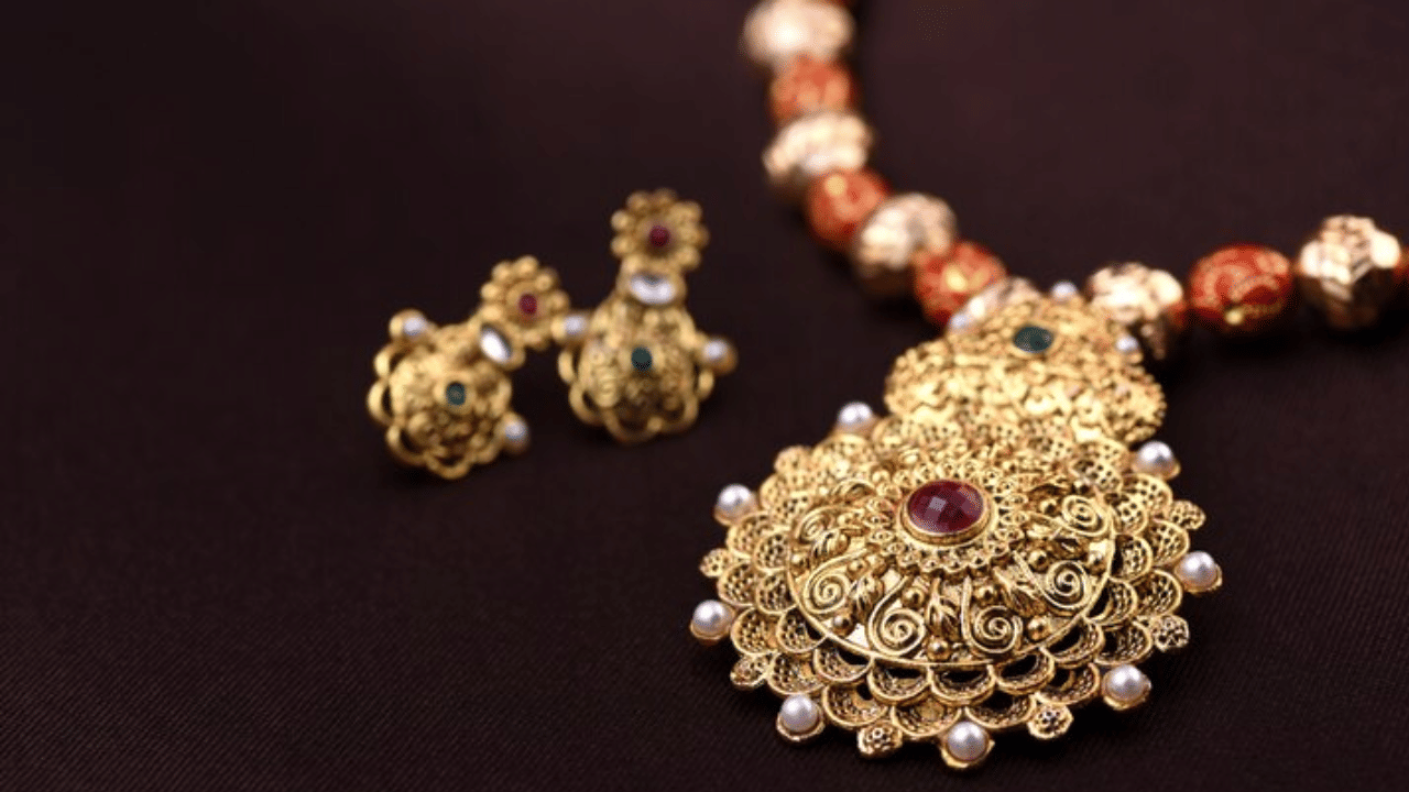 സ്വര്‍ണവില ഈ വര്‍ഷം അവസാനത്തോടെ പുതിയ റെക്കോര്‍ഡിലേക്കെത്തുമെന്നാണ് റിപ്പോര്‍ട്ടുകള്‍. ഡിസംബറോടെ സ്വര്‍ണം ഗ്രാമിന് 7550 മുതല്‍ 8000 രൂപ വരെ വിലയെത്തുമെന്നാണ് വിലയിരുത്തൽ. ( ഫോട്ടോ - Freepik )