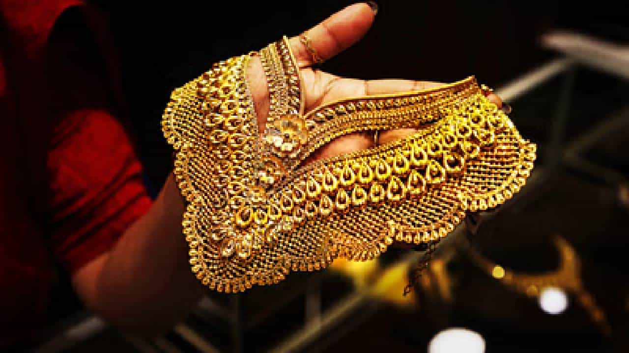 Kerala Gold Rate: ഇത് ഒരു നടയ്ക്ക് പോകില്ല! റെക്കോർഡ് കുതിപ്പ് തുടർന്ന് സ്വർണ വില; അറിയാം ഇന്നത്തെ നിരക്ക് Kerala Gold Rate: ഇത് ഒരു നടയ്ക്ക് പോകില്ല! റെക്കോർഡ് കുതിപ്പ് തുടർന്ന് സ്വർണ വില; അറിയാം ഇന്നത്തെ നിരക്ക്