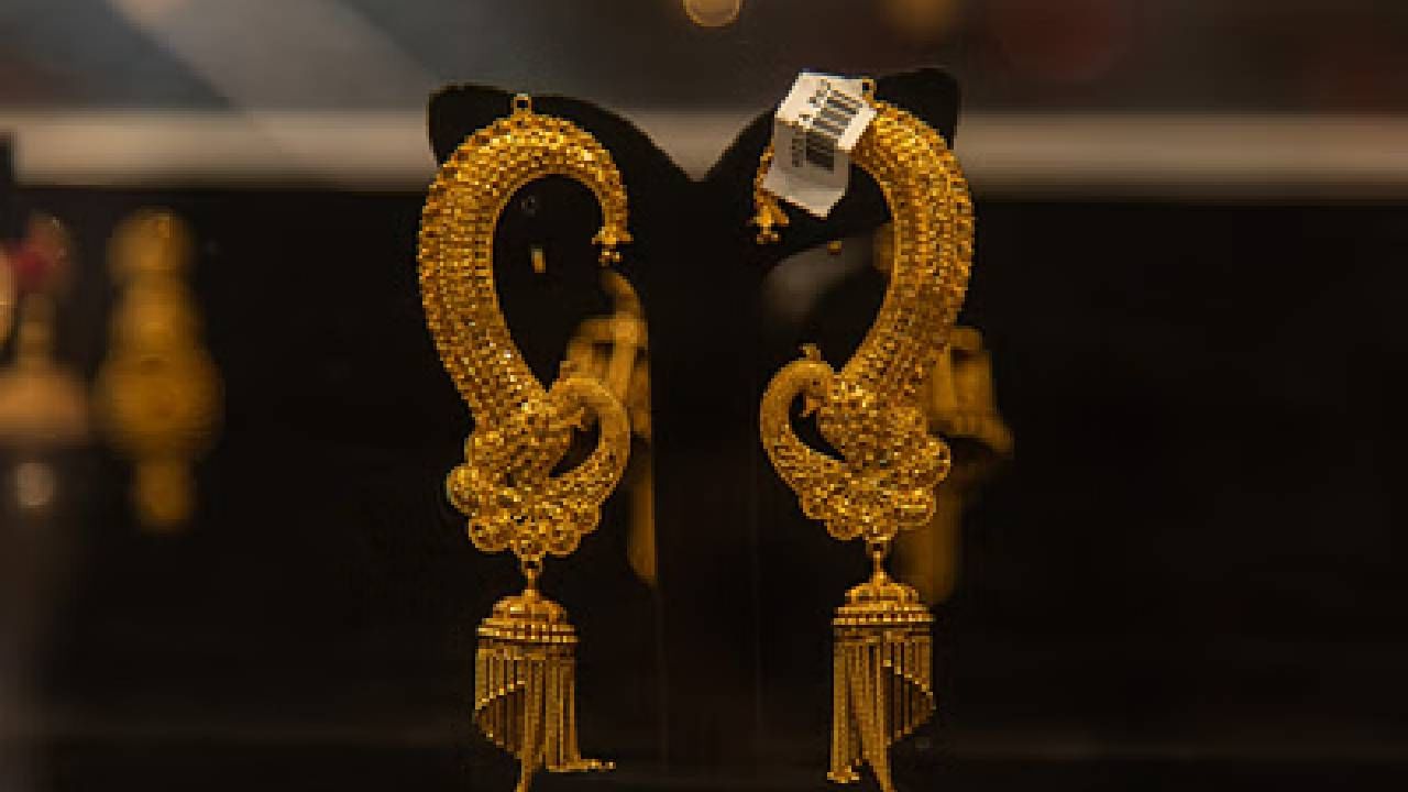 ഒക്ടോബർ മാസത്തിന്റെ തുടക്കത്തിൽ 56,400 രൂപയായിരുന്നു ഒരു പവന്‍ സ്വര്‍ണത്തിന്റെ വില. പത്തിന് 56,200 രൂപയായി താഴ്ന്ന് ഈ മാസത്തെ ഏറ്റവും താഴ്ന്ന നിലവാരത്തിലേക്കും എത്തി. തുടര്‍ന്ന് ഓരോ ദിവസം കഴിയുന്തോറും വില ഉയര്‍ന്ന് റെക്കോര്‍ഡുകള്‍ ഭേദിച്ച് മുന്നേറുന്നതാണ് കണ്ടത്.  (image credits:NurPhoto)