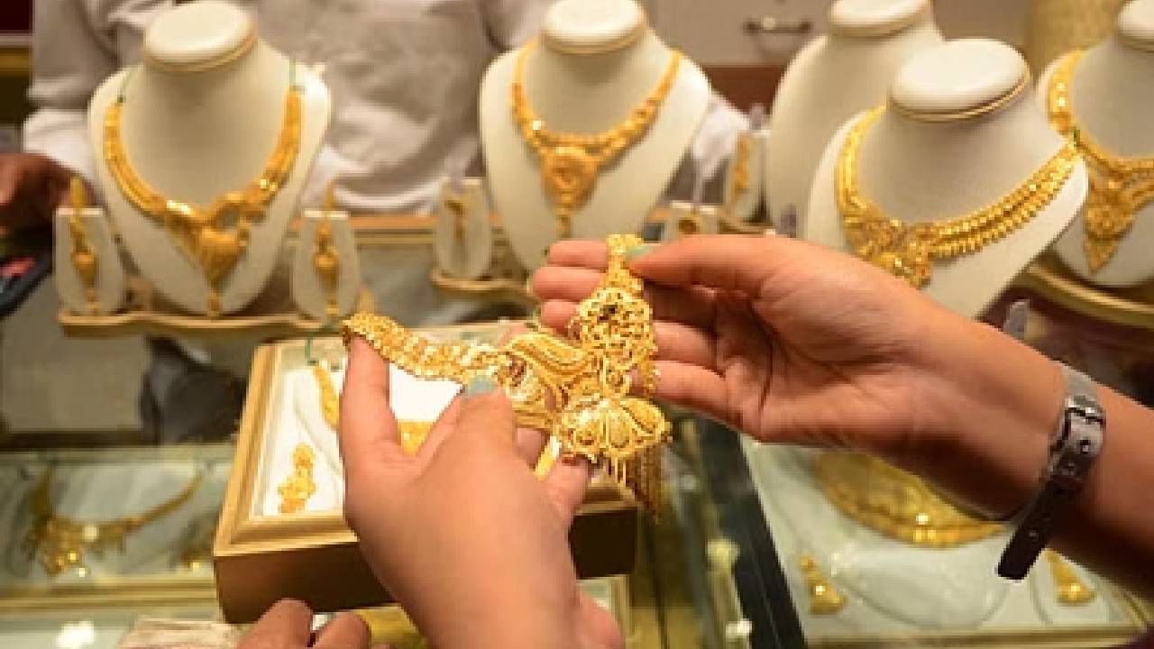 ഇന്ന് 80 രൂപയുടെ വർദ്ധനവാണ് വിലയിലുണ്ടായിട്ടുള്ളത്. ഇതോടെ 58, 360 വിലയായി. ഒരു ഗ്രാം സ്വർണത്തിന് ഇന്ന് 7295 രൂപയാണ് നൽകേണ്ടത്.കഴിഞ്ഞ ദിവസമായിരുന്നു റെക്കോര്‍ഡുകള്‍ ഭേദിച്ച് കുതിച്ചുയർന്ന സ്വർണവിലയിൽ കുറവ് സംഭവിച്ചത്. ഒറ്റ ദിവസം കൊണ്ട് 440 രൂപയുടെ കുറവാണ് ഇന്നലെ രേഖപ്പെടുത്തിയത്. (IMAGE CREDITS: NurPhoto)