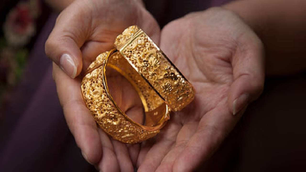 സംസ്ഥാനത്ത് റെക്കോര്‍ഡുകള്‍ ഭേദിച്ച് കുതിച്ചുയർന്ന സ്വർണവിലയിൽ ഇന്ന് നേരിയ കുറവ്. ഒറ്റ ദിവസം കൊണ്ട് 440 രൂപയുടെ കുറവാണ് രേഖപ്പെടുത്തിയിരിക്കുന്നത്. ഇതോടെ ഇന്ന് ഒരു പവന്റെ വില 58,280 രൂപയായി. ഗ്രാമിന് 55 രൂപയാണ് കുറഞ്ഞത്. 7285 രൂപയാണ് ഒരു ഗ്രാം സ്വര്‍ണത്തിന്റെ വില.(image credits:Natalie Fobes)