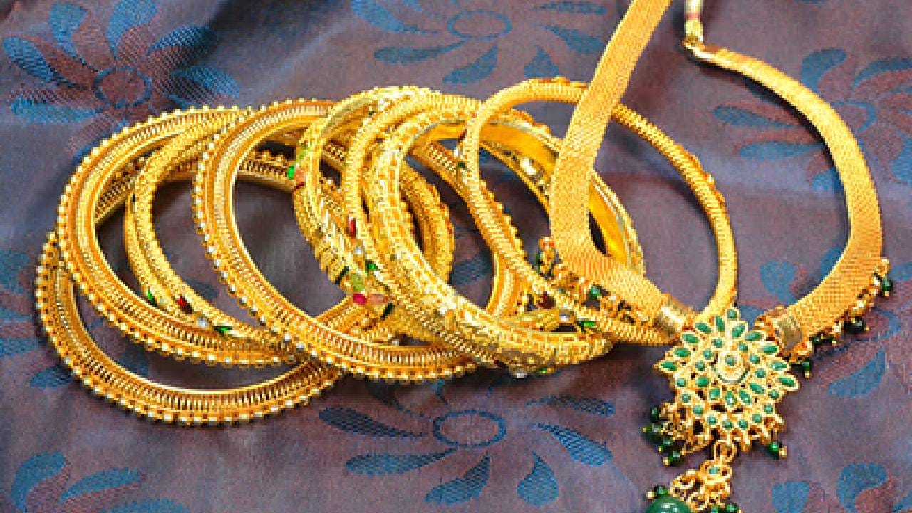 സംസ്ഥാനത്തെ സ്വർണവില വീണ്ടും കുതിപ്പ് തുടരുന്നു. അനുദിനം പുതിയ റെക്കോർഡുകൾ കീഴടക്കുന്ന സ്വർണ വിപണി ഇന്ന് പുതിയ നിരക്കിലേക്ക് കടന്നു. കഴിഞ്ഞ ദിവസം കുറഞ്ഞ് സ്വർണവില ഇന്ന് വീണ്ടും ഉയരുന്നതാണ് കാണുന്നത്. ഇതോടെ അധികം വൈകാതെ 59000 കടക്കുമെന്ന് ഉറപ്പായി . (IMAGE CREDITS: NurPhoto)