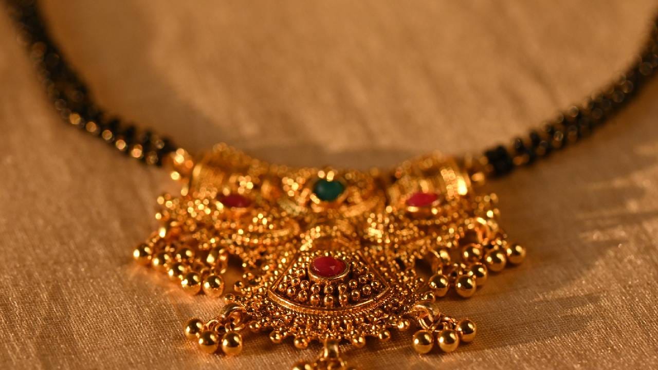 സംസ്ഥാനത്ത് ഇന്നും റെക്കോർഡ് ഉയരത്തിൽ സ്വർണ വില. മൂന്ന് ദിവസമായി ഒരേ വിലയിൽ തന്നെയാണ് വ്യാപാരം പുരോ​ഗമിക്കുന്നത്. ഇന്ന് ഒരു പവൻ സ്വർണത്തിനു വില 56960 രൂപ എന്ന റെക്കോര്‍ഡ് നിരക്കില്‍ തുടരുകയാണ്. 22 കാരറ്റ് ഗ്രാമിന് 7120 രൂപയും 18 കാരറ്റ് ഗ്രാമിന് 5885 രൂപയുമാണ് നല്‍കേണ്ടത്. (​image credits: gettyimages)