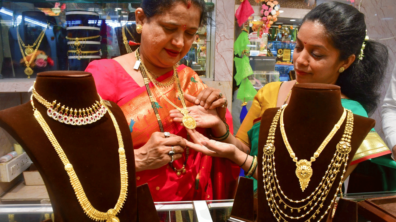 സംസ്ഥാനത്ത് നിലവില്‍ വെള്ളി വിലയില്‍ മാറ്റമില്ല. സ്വര്‍ണ്ണവില കുറഞ്ഞ സാഹചര്യത്തില്‍ വരും മണിക്കൂറുകളില്‍ വെള്ളി വിലയും കുറഞ്ഞേക്കാം. വെള്ളി ഗ്രാമിന് 102.90 രൂപയാണ് നിലവില്‍ വില. (​IMAGE - GETTY IMAGES / PTI)