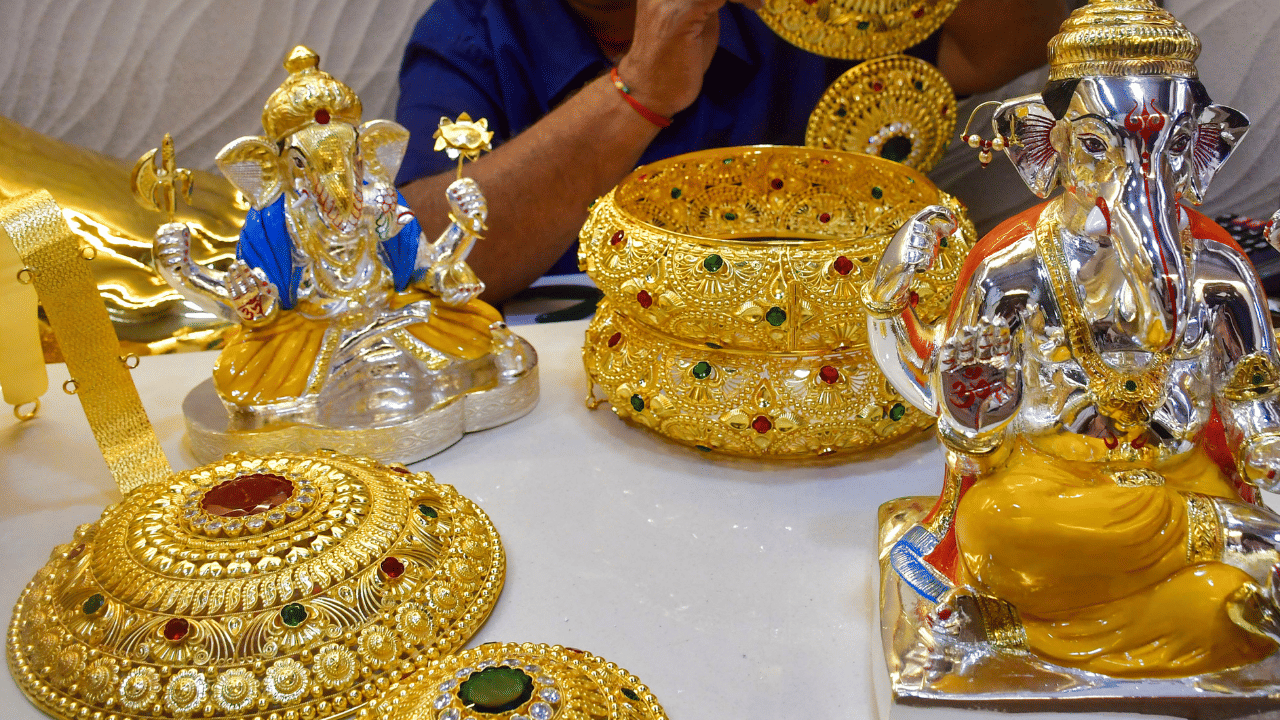 ഈ മാസം 10 ന് രേഖപ്പെടുത്തിയ 56,200 രൂപയാണ് മാസത്തെ പവന്റെ ഏറ്റവും താഴ്ന്ന നിലവാരം. 12, 13, 14 തീയതികളില്‍ ഉയര്‍ന്ന നിലവാരമായ 56,960 രൂപ രേഖപ്പെടുത്തിയിരുന്നു. (​IMAGE - GETTY IMAGES / PTI)