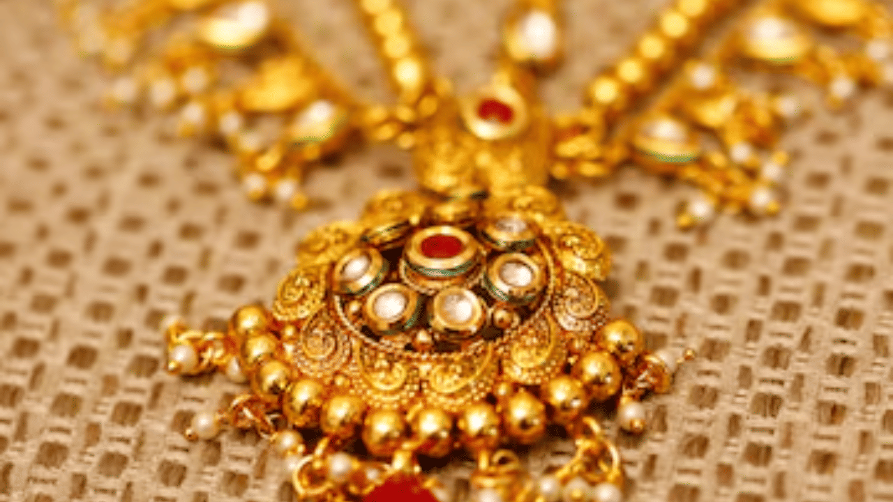 ഇപ്പോള്‍ ഒരു പവന്‍ ആഭരണം വാങ്ങണമെങ്കില്‍ പണിക്കൂലിയും, നികുതിയും അടക്കം 60,000- 65,000 രൂപ മുടക്കേണ്ടി വരും. ( ഫോട്ടോ - Freepik )