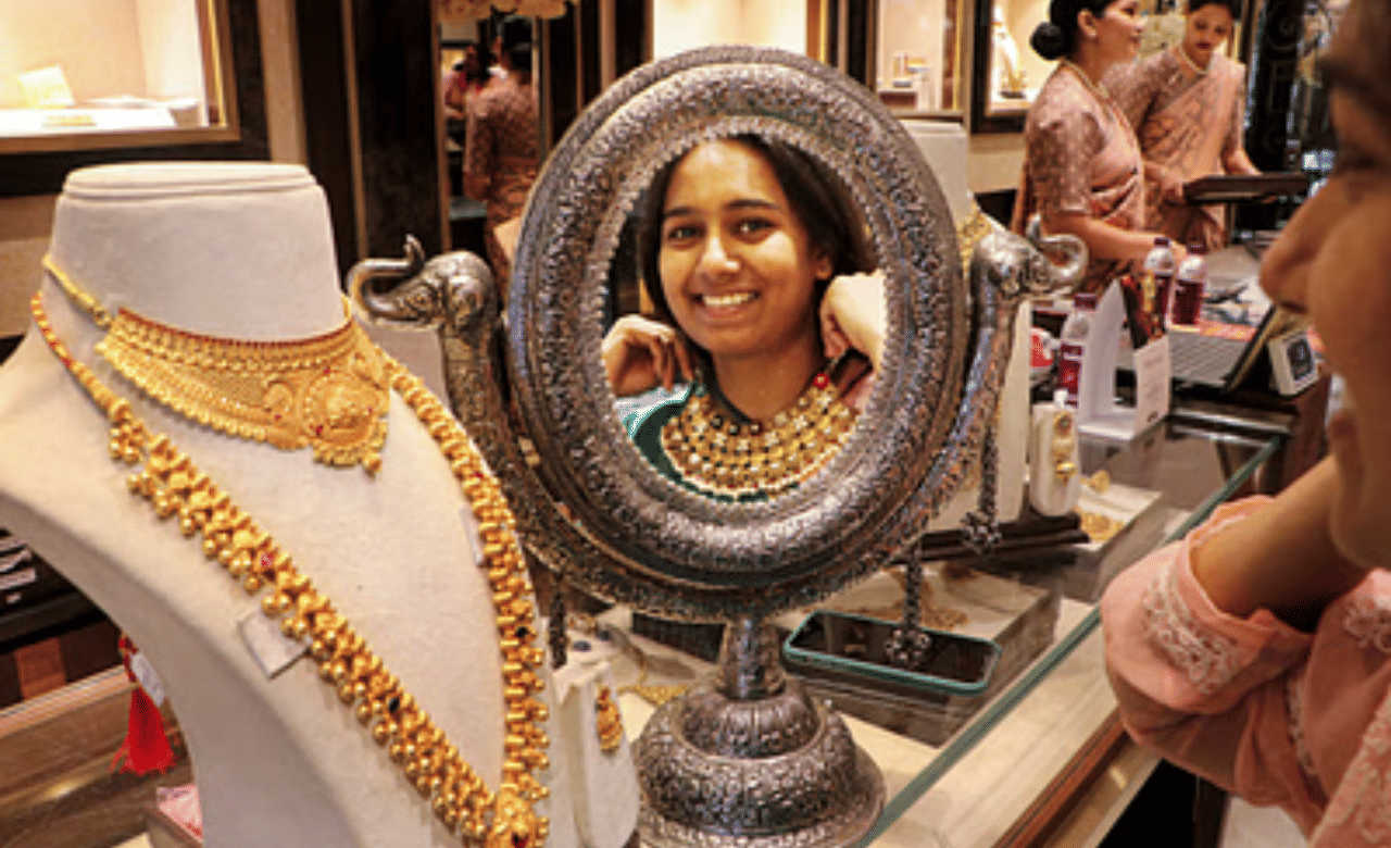 ഡിസംബറിൽ സ്വർണവില അത്യുന്നതിയിലേക്ക് കുതിക്കുമെന്നാണ് അന്താരാഷ്ട്ര വിദഗ്ധരുടെ വിലയിരുത്തൽ. അന്താരാഷ്ട്ര തലത്തിൽ ഏറ്റവും കൂടുതൽ സ്വർണം ഇറക്കുമതി ചെയ്യുന്ന രാജ്യമാണ് ഇന്ത്യ. (Image Credits: PTI)