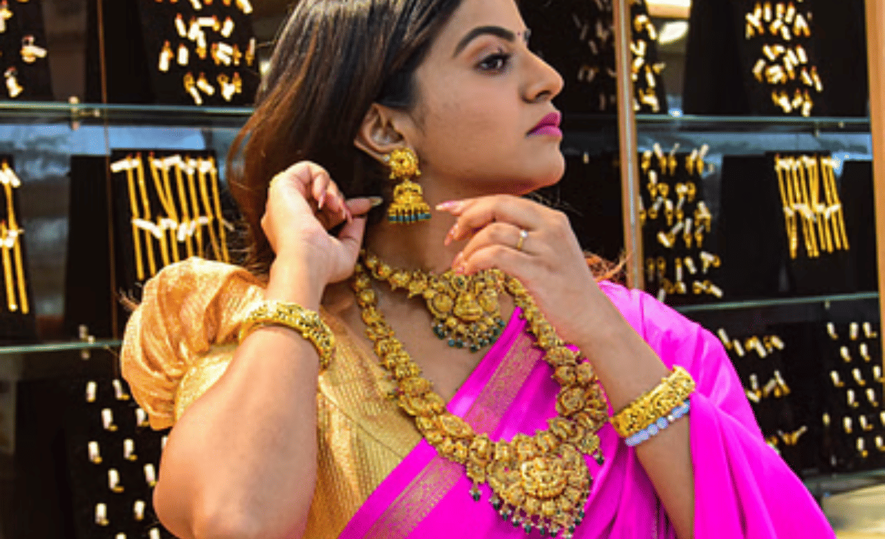 സുരക്ഷിത നിക്ഷേപം എന്ന നിലയിൽ ആളുകൾ സ്വർണം വാങ്ങുന്നതാണ് വില ഉയരാൻ കാരണം. 	(Image Credits: PTI)