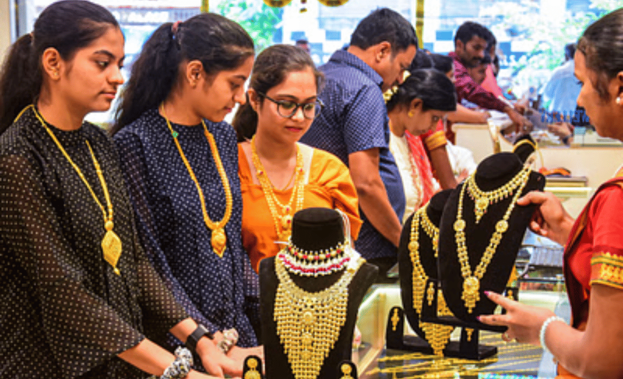 ഈ മാസം ആദ്യം 56,400 രൂപയായിരുന്നു ഒരു പവന്‍ സ്വര്‍ണത്തിന്റെ വില. ഒക്ടോബർ 4-ന് രേഖപ്പെടുത്തിയ 56,960 രൂപയെന്ന റെക്കോർഡാണ് ഇന്ന് പഴങ്കഥയായത്. ഈ മാസത്തെ ഏറ്റവും കുറഞ്ഞ നിരക്ക് 56,200 രൂപയായിരുന്നു. (Image Credits: PTI)