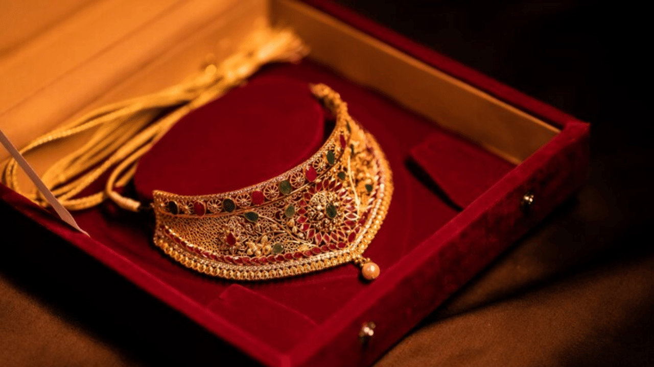 സംസ്ഥാനത്തെ സ്വർണ്ണ വില (Gold Rate) ചരിത്രത്തിലെ ഏറ്റവും ഉയർന്ന നിരക്കിലേക്ക്. ഇന്ന് പവന് 57,280 രൂപയും, ഗ്രാമിന് 7,160 രൂപയുമാണ് വില.  ( ഫോട്ടോ - Freepik )