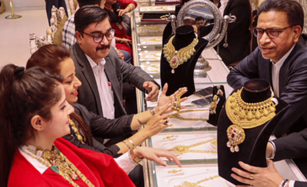 57,120 രൂപയാണ് ഒരു പവന്‍ സ്വര്‍ണത്തിന്റെ ഇന്നത്തെ നിരക്ക്.  7140 രൂപയാണ് ഒരു ഗ്രാം സ്വര്‍ണത്തിന്റെ വില. 45 രൂപയാണ് ​ഗ്രാമിന് വർധിച്ചത്.  ഇന്നലെ 200 രൂപ പവന് കുറഞ്ഞിരുന്നു. (Image Credits: PTI)