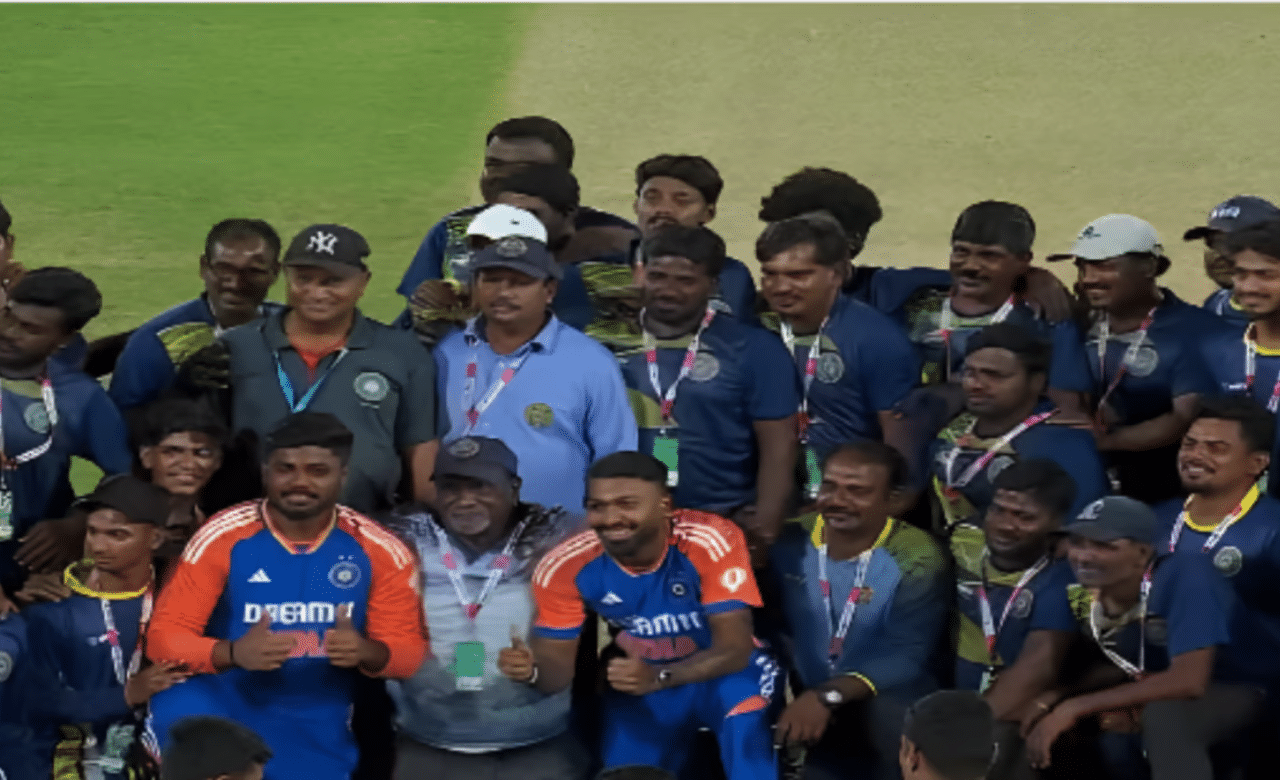 ഗ്രൗണ്ട് സ്റ്റാഫുമാര്ക്കൊപ്പമുള്ള താരങ്ങളുടെ ചിത്രങ്ങളും സോഷ്യൽ മീഡിയയിൽ വെെറലാണ്. പ്ലെയർ ഓഫ് ദി സീരീസ് ഹാർദിക് പാണ്ഡ്യ, സഞ്ജു സാംസണ് എന്നിവരാണ് ഹൈദരാബാദിലെ രാജീവ് ഗാന്ധി സ്റ്റേഡിയത്തിലെ ഗ്രൗണ്ട് സ്റ്റാഫുമാരുമായി ഫോട്ടോയ്ക്ക് പോസ് ചെയ്തത്. (Image Credits: X)