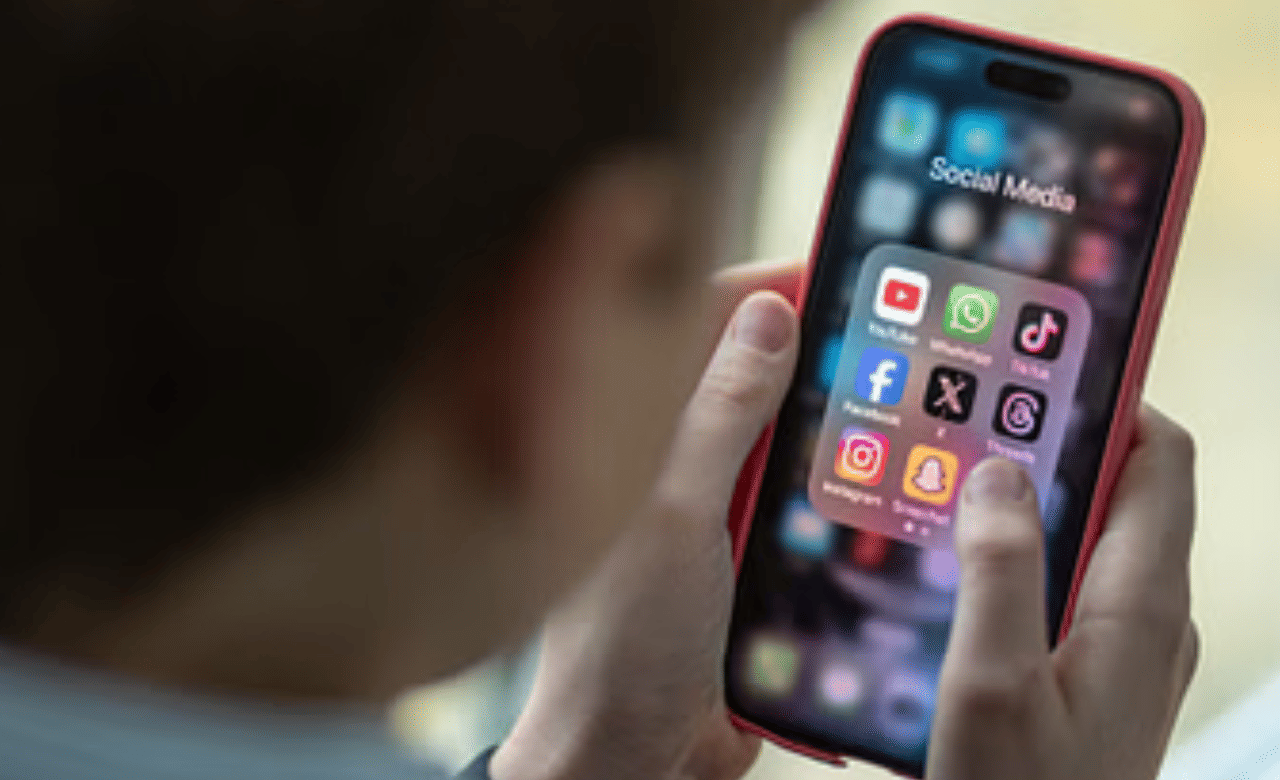 തെറ്റായതും തെറ്റിദ്ധരിപ്പിക്കുന്നതുമായ വിവരങ്ങളോ മരുന്നുകളോ പങ്കുവയ്ക്കുന്ന ഇൻഫ്ലുവൻസർമാരെയും ചാനലുകളെയും നിരീക്ഷിക്കുമെന്ന് സിഡിഎസ്സിഒ അറിയിച്ചു. ആരോ​ഗ്യ കാര്യങ്ങളിൽ അനാവശ്യ സ്വാധീനം ചെലത്തുന്ന ടെലിഹെൽത്ത് കമ്പനികളെയും നിരീക്ഷിക്കും.( Image Credits: Matt Cardy)