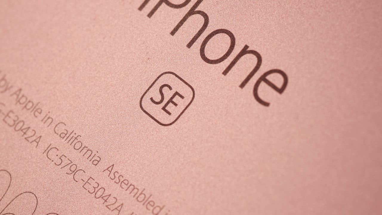 പോക്കറ്റ് കീറാതെ ഐഫോൺ അനുഭവം ആസ്വദിക്കാൻ ആപ്പിൾ പുറത്തിറക്കിയ സീരീസായിരുന്നു ഐഫോൺ സ്പെഷ്യൽ എഡിഷൻ അഥവാ ഐഫോൺ എസ്ഇ. 2016ൽ ആദ്യ ഫോൺ റിലീസ് ചെയ്ത ഈ സീരീസിൻ്റെ നാലാമത്തെ സീരീസ്, ഐഫോൺ എസ്ഇ 4 റിലീസാവാനൊരുങ്ങുകയാണ്. (Image Credits - Getty Images)