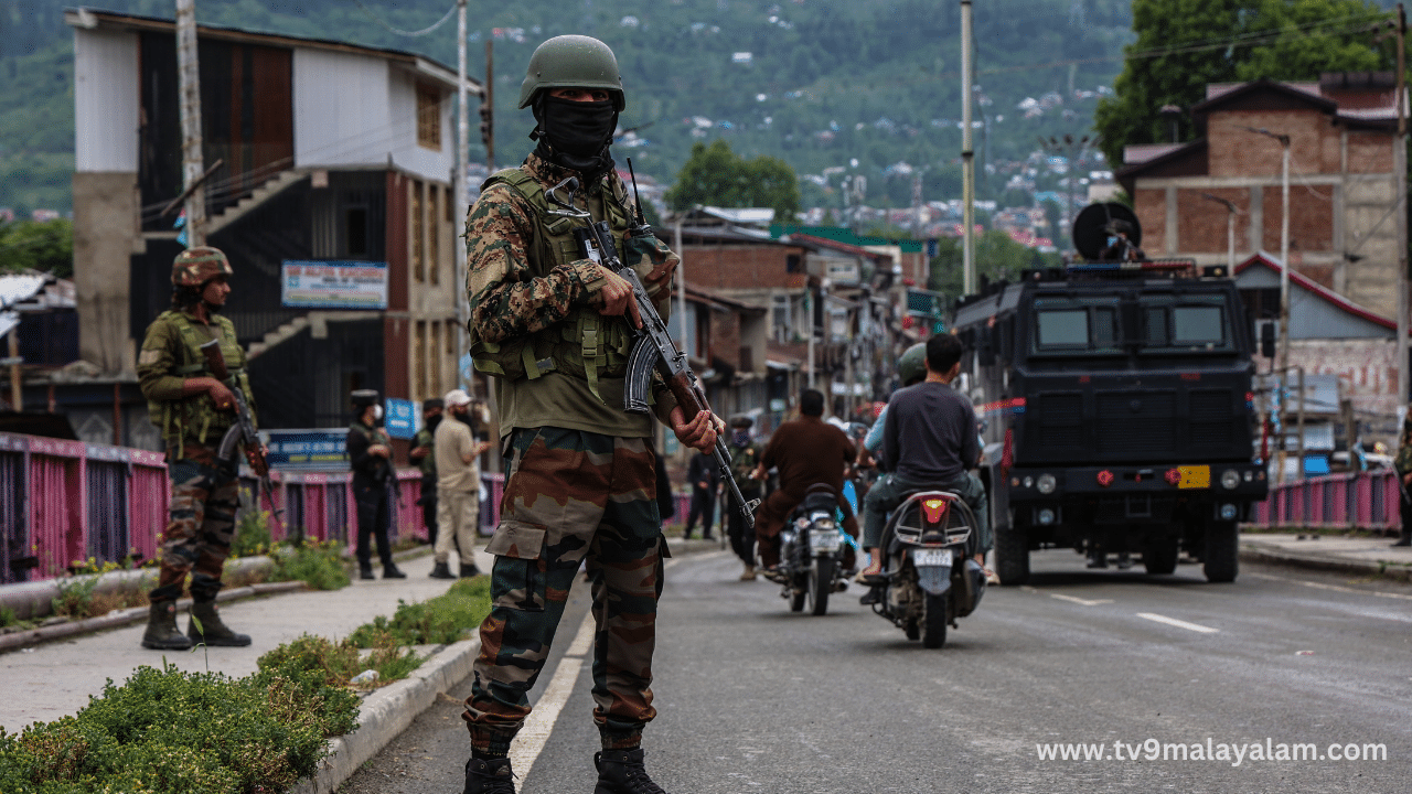 J&K Terror Attack: ഗുൽമാർഗിൽ സൈനിക വാഹനത്തിന് നേരെ ഭീകരാക്രമണം; അഞ്ച് സൈനികർക്ക് പരിക്ക് J&K Terror Attack: ഗുൽമാർഗിൽ സൈനിക വാഹനത്തിന് നേരെ ഭീകരാക്രമണം; അഞ്ച് സൈനികർക്ക് പരിക്ക്