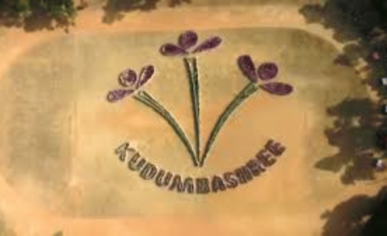 വയോജനങ്ങളുടെ പരിചരണങ്ങൾക്കായി ഇനി നേഴ്സിം​ഗ് ഹോമുകളുടെ വാതിലുമുട്ടാനോ ആളുകളെ തപ്പി തിരയാനോ പോകേണ്ട. മുതിർന്ന പൗരന്മാരെ പരിചരിക്കാനും ബാങ്കിലെത്തിക്കാനുമൊക്കെ കുടുംബശ്രീ എക്സിക്യൂട്ടീവുകൾ വീട്ടിലെത്തും. 9188925597 എന്ന നമ്പറിൽ വിളിച്ചാൽ മതി. കുടുംബശ്രീയുടെ കെ 4 കെയർ പദ്ധതിയുടെ ‌ഭാ​ഗമായാണ് പദ്ധതി. (Image Credits: Kudumbashree)