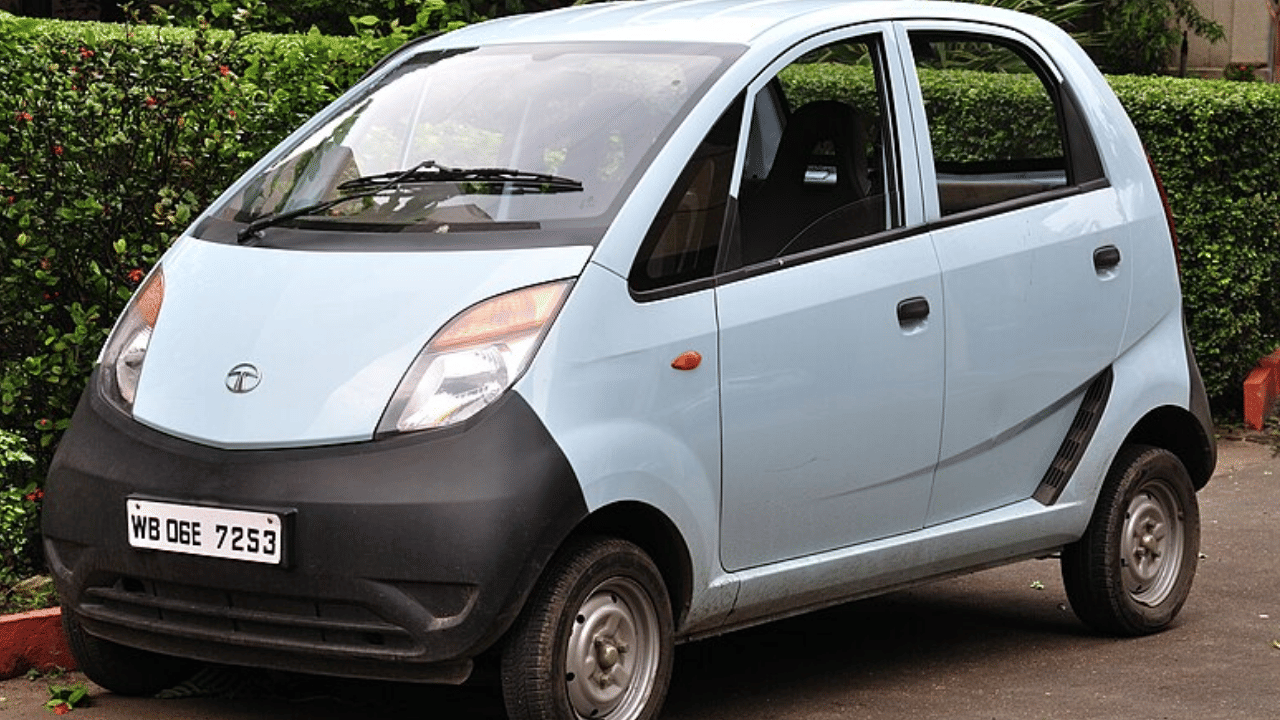 ഓട്ടോമൊബൈൽ രംഗത്തോട് അദ്ദേഹത്തിന് വിലിയ അഭിനിവേശമാണ് ഉള്ളത്. ടാറ്റ നാനോടാറ്റ നാനോ (ലോകത്തിലെ ഏറ്റവും വിലകുറഞ്ഞ കാർ), ടാറ്റ നെക്സോൺ, ലാൻഡ് റോവർ ഫ്രീലാൻഡർ, ഷെവർലെ കോർവെറ്റ് തുടങ്ങിയ കാറുകളാണ് പ്രധാനമായും ഉള്ളത്. ( IMAGE- TATA MOTORS)