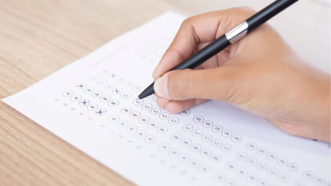 വിവിധ വിഭാഗങ്ങൾക്കുള്ള സംവരണ നയം വ്യത്യസ്തമാണ്. പട്ടികജാതി (SC) : 15%, പട്ടികവർഗ്ഗം (ST): 7.5%, മറ്റ് പിന്നോക്ക വിഭാഗങ്ങൾ (OBC) നോൺ-ക്രീമി ലെയർ (NCL): 27%, സാമ്പത്തികമായി ദുർബലർ വിഭാഗങ്ങൾ (EWS): 40% എന്നിങ്ങനെയാണ് കണക്കുകൂട്ടുന്നത്.   ‌( ​IMAGE -  FREEPIK)