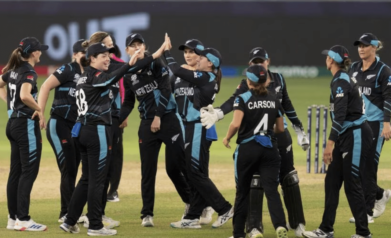 Women’s T20 World Cup: അങ്ങനെ ഞങ്ങളെ വച്ച് നീയൊന്നും സ്വപ്നം കാണണ്ട; വനിതാ ലോകകപ്പിൽ നിന്ന് ഇന്ത്യ പുറത്ത്,  പാകിസ്താനെ കീഴടക്കി ന്യൂസിലൻഡ് സെമിയിൽ