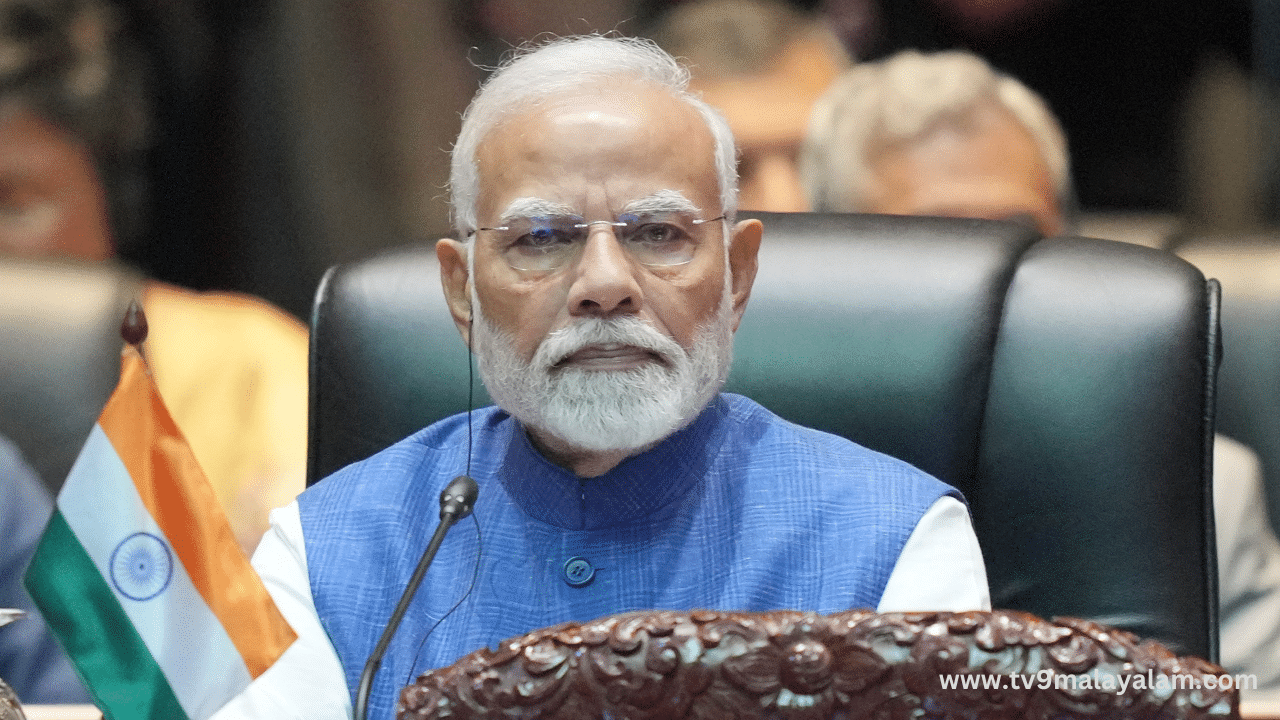 Prime Minister Office Staff Salary: കുക്കിനും ഡ്രൈവര്ക്കും പോലും ഇത്രയും ശമ്പളം! പ്രധാനമന്ത്രിയുടെ ഓഫീസ് ജീവനക്കാര് വാങ്ങിക്കുന്നത് എത്രയെന്നറിയാമോ? Prime Minister Office Staff Salary: കുക്കിനും ഡ്രൈവര്ക്കും പോലും ഇത്രയും ശമ്പളം! പ്രധാനമന്ത്രിയുടെ ഓഫീസ് ജീവനക്കാര് വാങ്ങിക്കുന്നത് എത്രയെന്നറിയാമോ?