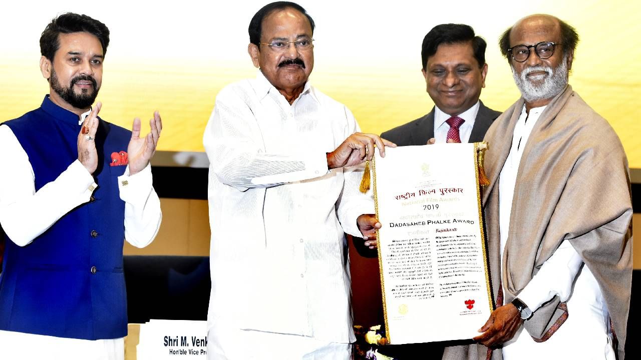 അപ്പോളോ ആശുപത്രിയിലെ കാത്ത് ലാബില് നടന്ന ശസ്ത്രക്രിയയില് അടിവയറ്റിന് താഴെ സ്റ്റെൻഡ് സ്ഥാപിച്ചു. മൂന്ന് സ്പെഷ്യാലിറ്റി ഡോക്ടര്മാരുടെ സംഘമാണ് ശസ്ത്രക്രിയ നടത്തിയത്. അടുത്ത മൂന്നുദിവസം അദ്ദേഹം ആശുപത്രിയില് തുടര്ന്നേക്കും.കടുത്ത വയറുവേദനയെത്തുടര്ന്നായിരുന്നു ആശുപത്രിയിൽ പ്രവേശിപ്പിച്ചത്. ( Photos Credit Getty Images)