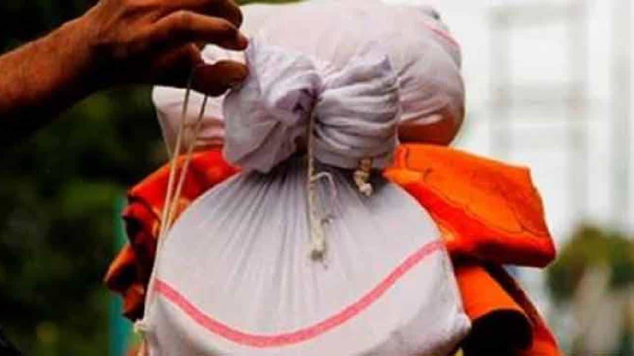 Sabarimala Devotees: വിമാനങ്ങളിൽ ഇനി നെയ്യ് തേങ്ങ കൊണ്ടുപോകാം; അനുമതി നൽകി വ്യോമയാന മന്ത്രാലയം Sabarimala Devotees: വിമാനങ്ങളിൽ ഇനി നെയ്യ് തേങ്ങ കൊണ്ടുപോകാം; അനുമതി നൽകി വ്യോമയാന മന്ത്രാലയം