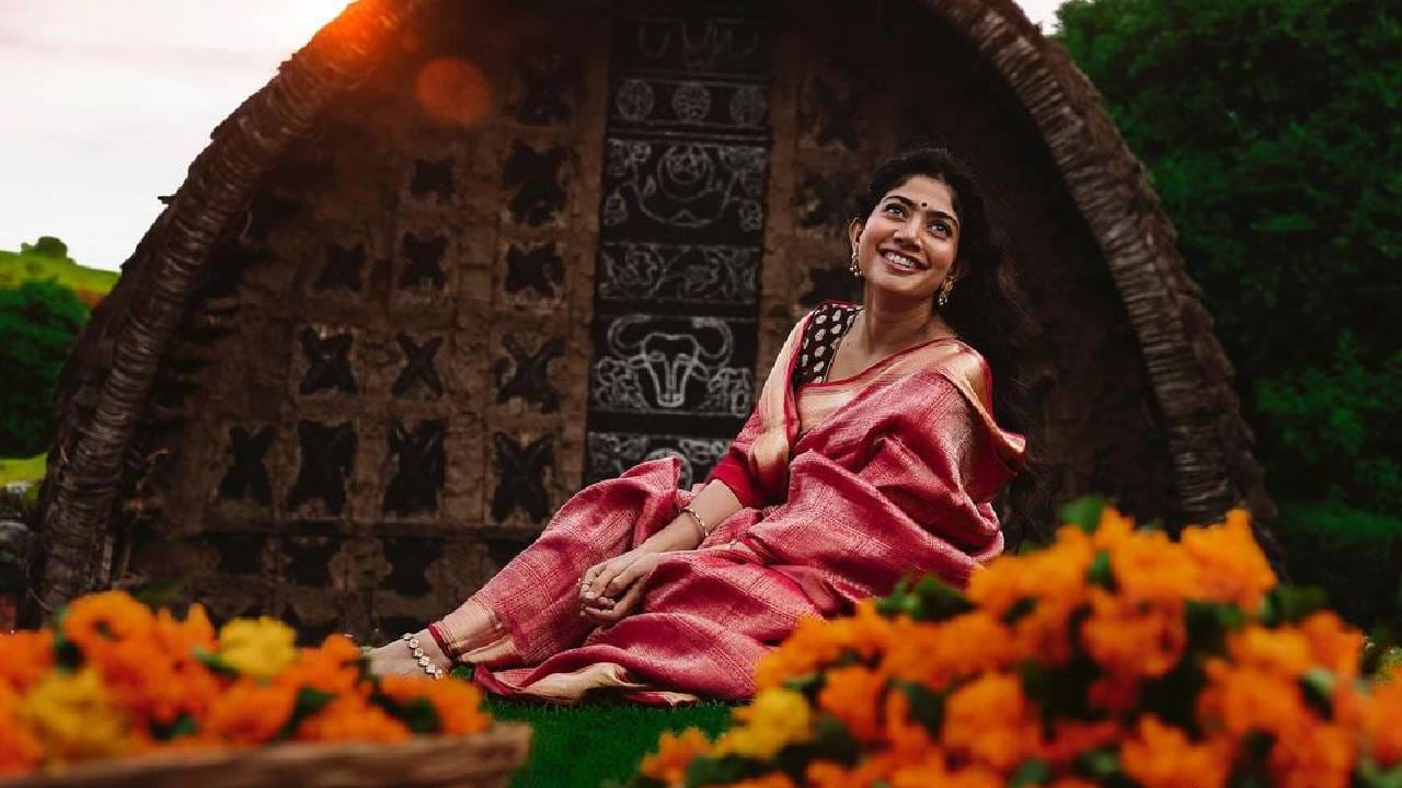 ഇതിനിടെ ചിത്രത്തിൽ താരത്തിന്റെ പ്രതിഫലമാണ് ചർച്ചയാകുന്നത്. അമരൻ ചിത്രത്തിനായി സായി പല്ലവി മൂന്ന് കോടി രൂപ വാങ്ങിയെന്നാണ് റിപ്പോർട്ടുകൾ പറയുന്നത്. അതേസമയം ദീപാവലി റിലീസിന് ഒരുങ്ങുന്ന ചിത്രത്തിൻ്റെ പ്രമോഷൻ്റെ തിരക്കിലാണ് താരം ഇപ്പോൾ.(image credits: instagram)