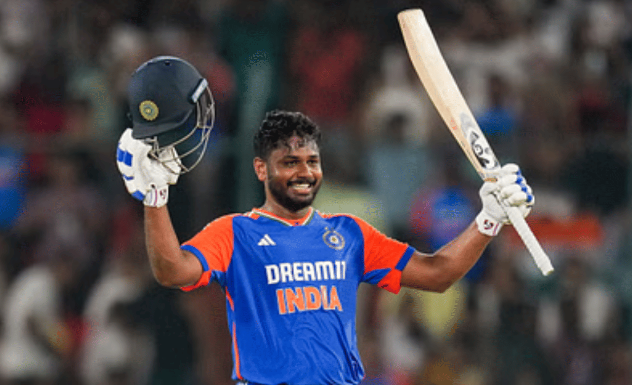 ഹെെദരാബാദിലെ ഐതിഹാസിക പ്രകടനത്തിന് പിന്നാലെ സഞ്ജു സാംസണിന്റെ കളിക്കളത്തിന് പുറത്തെ ഹൃദ്യമായ പെരുമാറ്റത്തിന് കയ്യടിച്ചിരിക്കുകയാണ് ക്രിക്കറ്റ് ലോകം. മത്സരശേഷം ഗ്രൗണ്ട് സ്റ്റാഫ്സിനും ബോൾ ബോയ്സിനും ഒപ്പം ഫോട്ടോ എടുക്കുന്ന താരത്തിന്റെ ചിത്രം ഇതിനോടകം വെെറലായിട്ടുണ്ട്. (Image Credits: PTI)