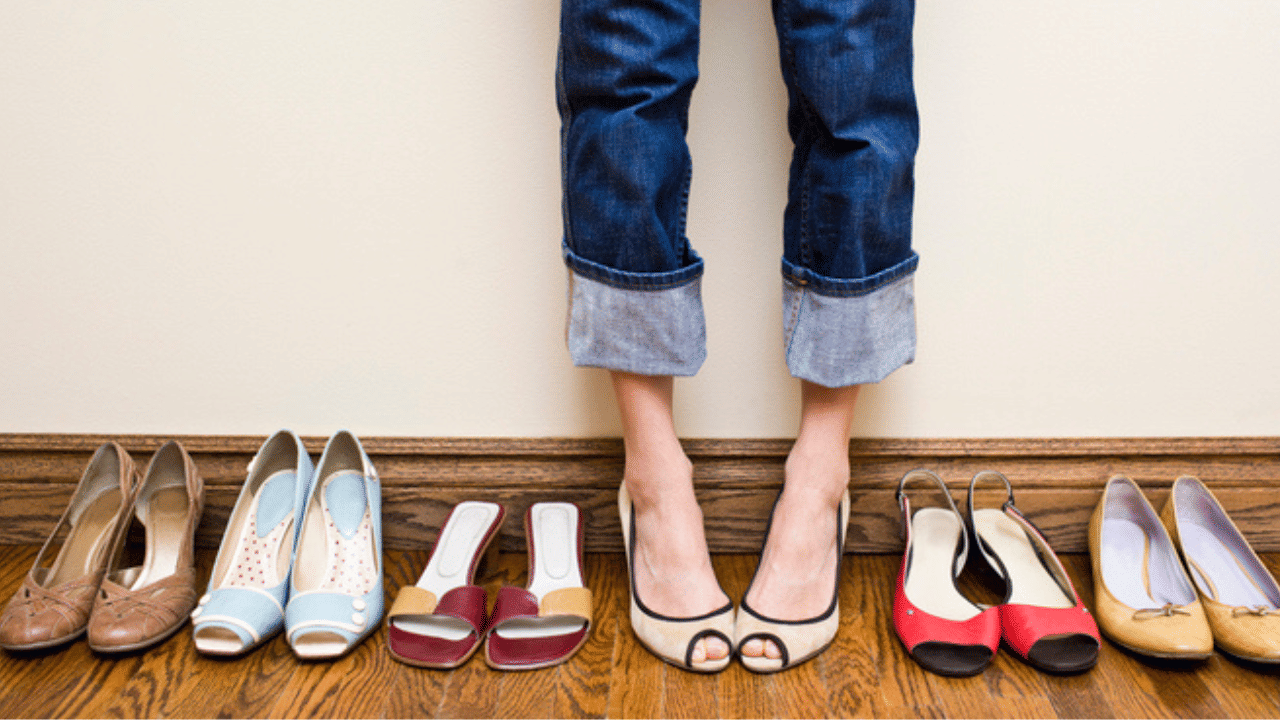 സോക്സില്ലാതെ ഷൂ ധരിക്കുന്നവരുടെ എണ്ണം കൂടി വരികയാണ് ഇപ്പോൾ. യുവാക്കളിലാണ് ഈ ശീലം കൂടുതലായി കാണുന്നത്. സോക്സില്ലാതെ ഷൂ ധരിക്കുന്നത് കാലിൽ ദുർഗന്ധം മാത്രമല്ല, ആരോഗ്യത്തിനും ദോഷം ചെയ്യും. ( IMAGE - Getty image)