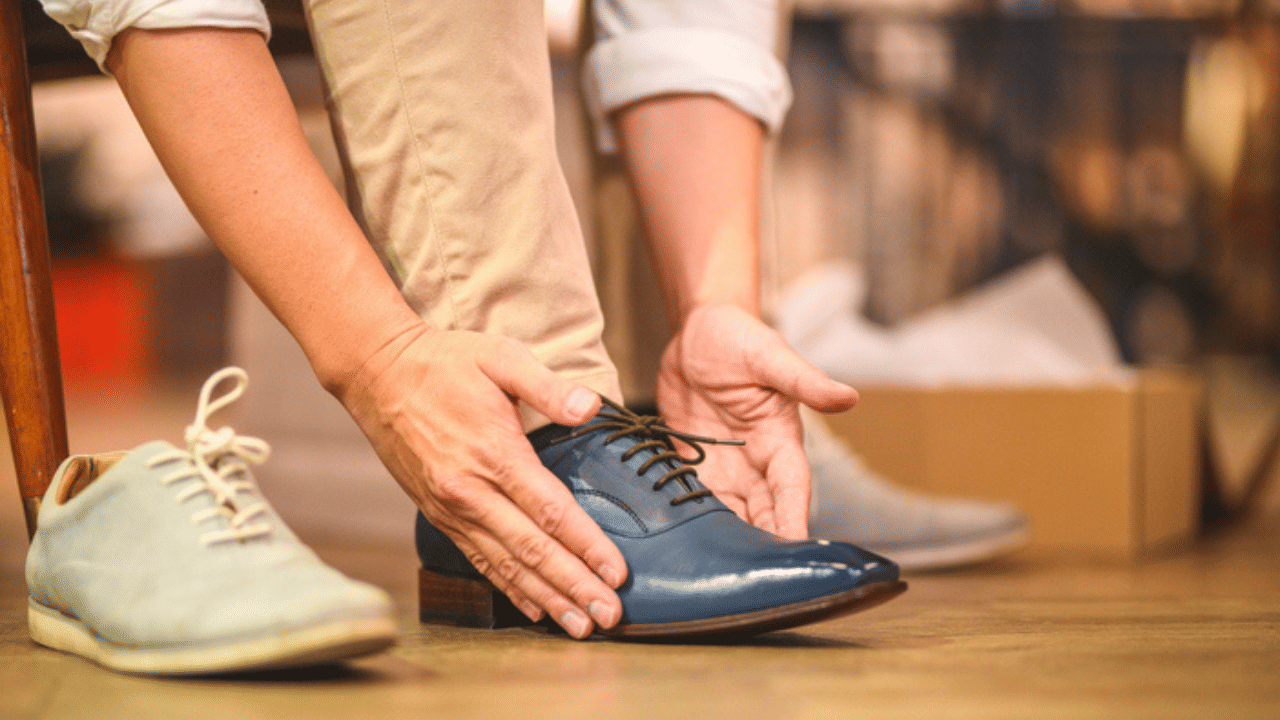 ശരീരത്തിലെ ഏറ്റവും കൂടുതൽ വിയർക്കുന്ന ഭാഗങ്ങളിൽ ഒന്നാണ് കാലുകൾ.  ഷൂസ് ധരിക്കുമ്പോൾ കൂടുതൽ വിയർക്കും. ശൈത്യകാലത്ത് സോക്സ് ധരിക്കുന്നത് തണുപ്പിൽ നിന്ന് ആശ്വാസം നൽകുകയും നിങ്ങളുടെ പാദങ്ങൾക്ക് ചൂട് നിലനിർത്തുകയും ചെയ്യുന്നു. ( ​IMAGE - Getty image)