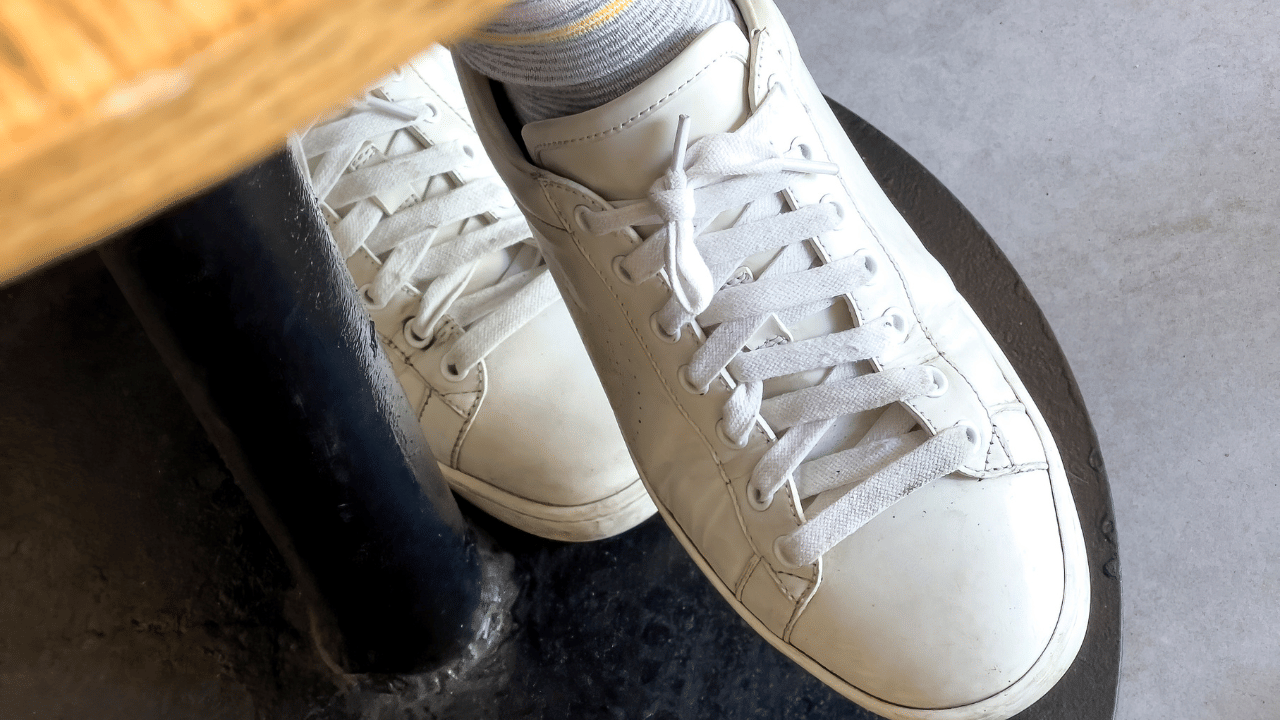 സോക്സ് ധരിക്കാതെ ഷൂ ധരിക്കുന്നവർക്ക് കാലിൽ അലർജി ഉണ്ടാകാം. ചില ആളുകൾക്ക് സെൻസിറ്റീവ് ചർമ്മമാണ്. അതുകൊണ്ട് തുകൽ ഷൂ ഉപയോഗിക്കുന്നത് അലർജിക്ക് കാരണമായേക്കാം. അവിടെയും സോക്സ് സഹായിക്കും. ( IMAGE - Getty image)