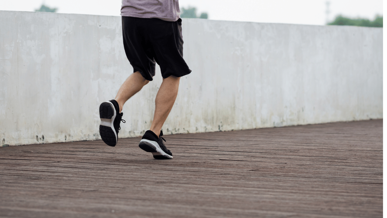 സോക്സുകൾ ധരിക്കുന്നത് കൊണ്ട് ധാരാളം ഗുണങ്ങളുണ്ട്. ബാക്ടീരിയകളിൽ നിന്ന് സംരക്ഷണം ലഭിക്കുമെന്നതാണ് പ്രധാനം. അണുബാധയ്ക്ക് വഴിയൊരുക്കില്ല. ( ​IMAGE - Getty image)