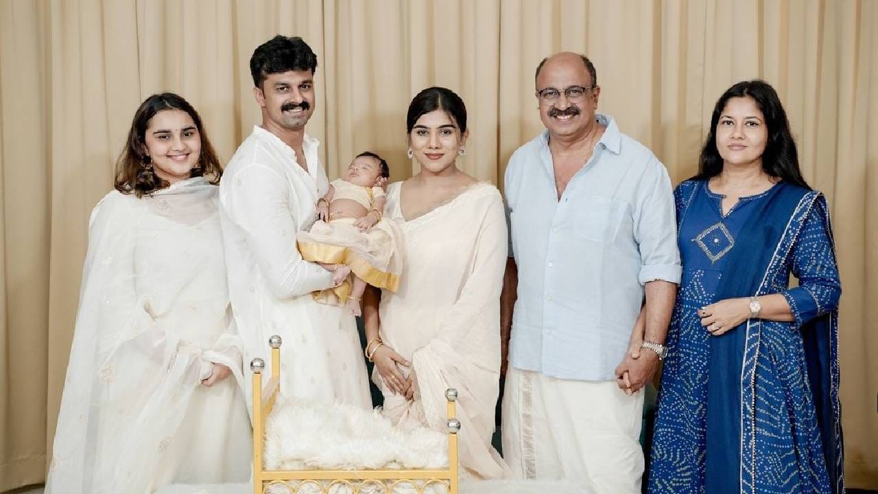 രണ്ടാമത്തെ മകനും യുവനടനുമായ ഷെഹീൻ തന്റെ ഇൻസ്റ്റാഗ്രാമിൽ സിദ്ദിഖിന്റെ ചിത്രം പങ്കുവച്ചാണ് ആശംസകൾ അറിയിച്ചത്. ഷെഹീന്റെ പെൺകുഞ്ഞിന്റെ നൂലുകെട്ട് ചടങ്ങിൽ നിന്നുള്ള ചിത്രങ്ങളാണ് പങ്കുവച്ചത്. പിറന്നാൾ ആശംസകൾ വാപ്പിച്ചിയെന്നാണ് ഷെഹീൻ ചിത്രത്തിനു താഴെ കുറിച്ചത്. പേരക്കുട്ടിയെ കൈകളിൽ എടുത്ത് കൊഞ്ചിക്കുന്ന സിദ്ദീഖിനെ ചിത്രങ്ങളിൽ കാണാം. (image credits: instagram)