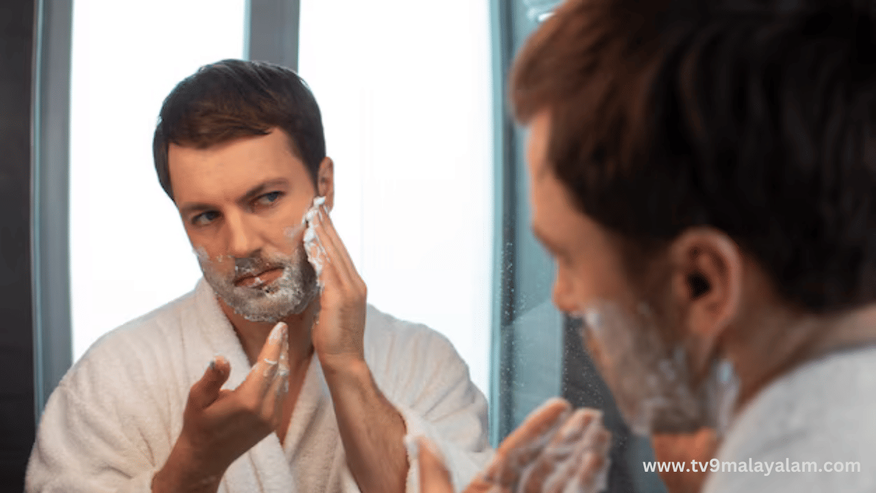 സ്ത്രീകളെ പോലെ തന്നെ പുരുഷന്മാരും ചർമ്മത്തിൽ ശ്രദ്ധ കാണിക്കേണ്ടത് പ്രധാനപ്പെട്ട കാര്യമാണ്. പലപ്പോഴും പുരുഷന്മാർ ചർമ്മത്തിന് വലിയ ശ്രദ്ധയൊന്നും നൽകാറില്ല. മുഖത്ത് കുഴികൾ, നിറ വ്യത്യാസം, കരിവാളിപ്പ് എന്നീ പ്രശ്നങ്ങൾ എല്ലാം സ്ത്രീകളെപോലെ പുരുഷന്മാരും നേരിടാറുണ്ട്. പുരുഷന്മാരും ചർമ്മ സംരക്ഷണത്തിൽ ശ്രദ്ധിക്കേണ്ട കാര്യങ്ങൾ ചിലതുണ്ട്. (Image Credits: Freepik)