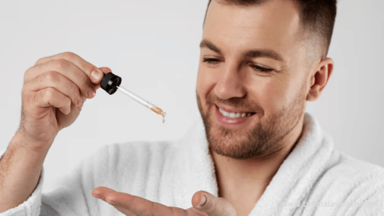 സ്ത്രീകൾ ചെയ്യുന്ന ടോണിങ്ങ് ഘടകം ചെയ്തില്ലെങ്കിലും പുരുഷന്മാർക്കും സിറം ഉപയോഗിക്കേണ്ടത് വളരെ പ്രധാനമാണ്. ഇതിന് വൈറ്റമിൻ സി പോലെയുള്ള ഏതെങ്കിലും സിമ്പിൾ സിറം ഉപയോഗിച്ചാൽ മതിയാകും.  ഡാർക് സ്പോട്ടുകളും അതുപോലെ നിറ വ്യത്യാസവുമൊക്കെ മാറ്റാൻ ഇവ നല്ലതാണ്. മുഖത്തിന് തിളക്കം നൽകാനും സിറം സഹായിക്കും. (Image Credits: Freepik)
