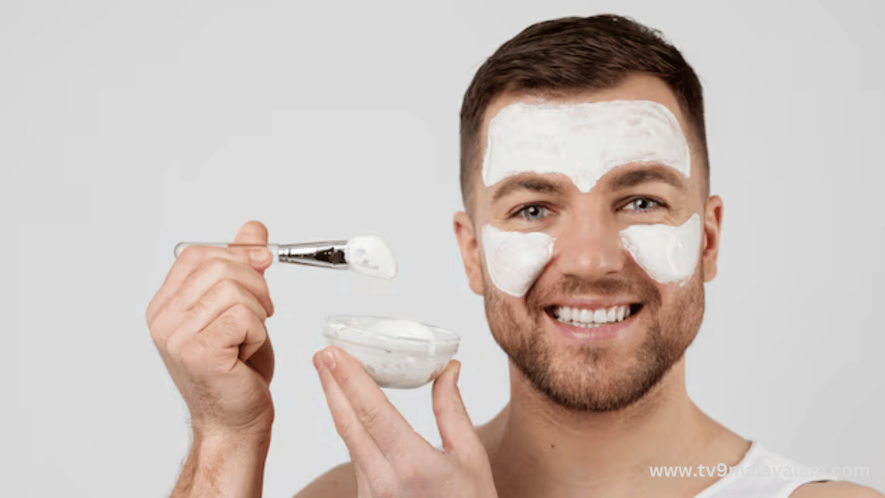 മുഖം വ്യത്തിയായി സൂക്ഷിക്കാൻ പുരുഷന്മാരും മുഖം ക്ലെൻസ് ചെയ്യാൻ ശ്രദ്ധിക്കണം. ദിവസവും രണ്ട് നേരം മുഖം വ്യത്തിയായി കഴുകുന്നതും പ്രധാനമാണ്. വീര്യം കുറഞ്ഞ ചർമ്മത്തിന് അനുയോജ്യമായൊരു ക്ലെൻസർ ഇതിനായി ഉപയോഗിക്കുക. ചർമ്മത്തിലെ അഴുക്കിനെയും മറ്റും പുറന്തള്ളാനുള്ള നല്ലൊരു മാർഗമാണിത്.  (Image Credits: Freepik)