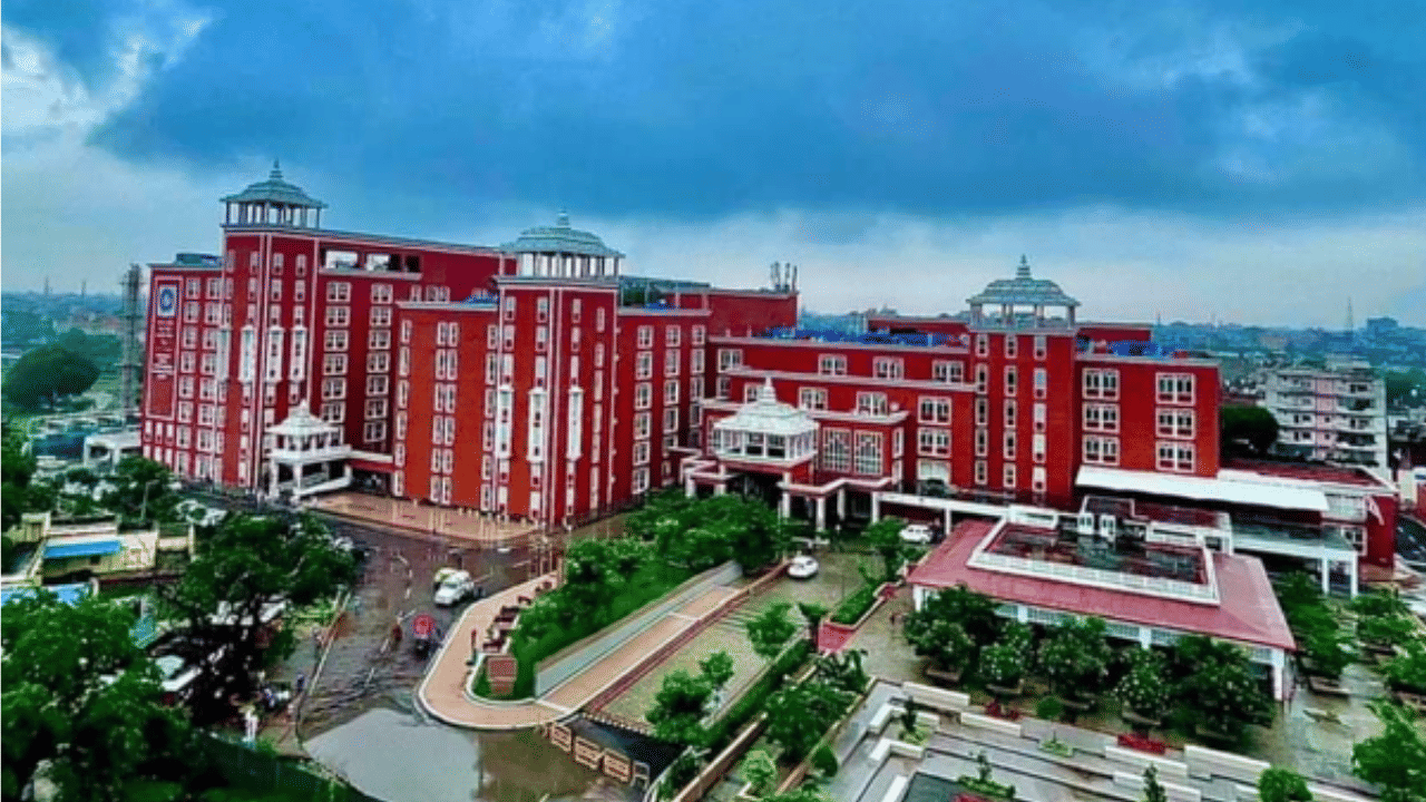 ഇന്ത്യയിലുടനീളമുള്ള പൊതുജനാരോഗ്യം മെച്ചപ്പെടുത്താൻ ലക്ഷ്യമിട്ടുള്ള ആശുപത്രികളും ഗവേഷണ സംരംഭങ്ങളും ഉൾപ്പെടെ നിരവധി ആരോഗ്യ സംരക്ഷണ പദ്ധതികൾക്ക് ടാറ്റ ട്രസ്റ്റുകൾ ധനസഹായം നൽകിയിട്ടുണ്ട്. ഗ്രാമീണ വികസന പരിപാടികളിൽ ഗണ്യമായ നിക്ഷേപം നടത്തിയിട്ടുണ്ട്. (IMAGE - tmc.gov.in)